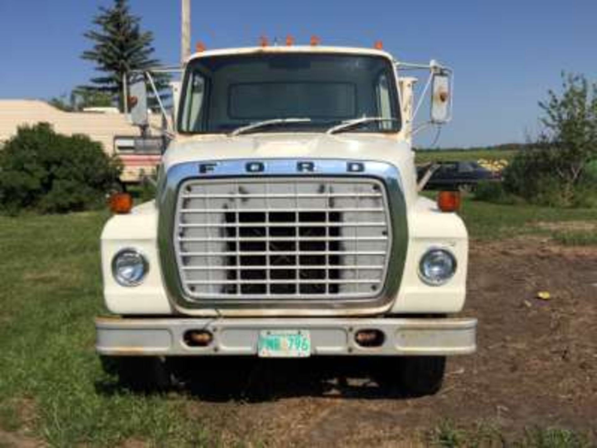 1984 Ford 750 Grain truck, 15ft Univision box & hoist, 63969 original miles, 5&2 transmission, 9. - Image 3 of 7