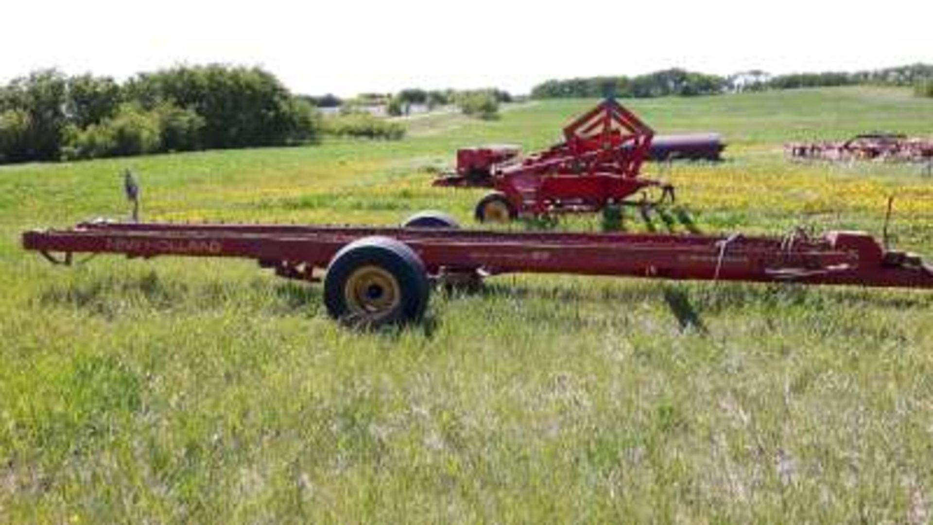 NH #85 automatic bale trailer, holds 4 round bales (exc) - Image 4 of 4