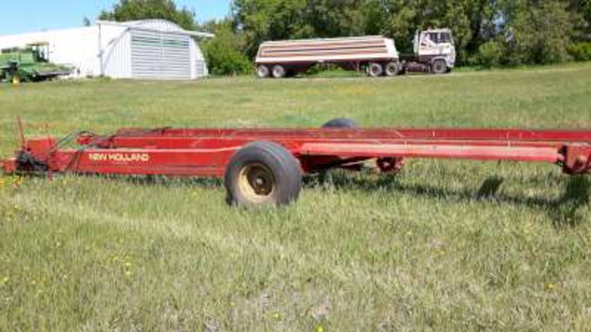 NH #85 automatic bale trailer, holds 4 round bales (exc) - Image 3 of 4