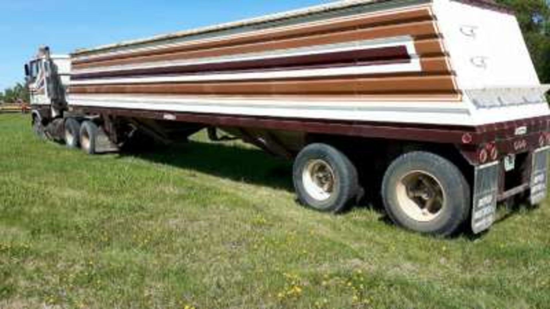 SOLD SEPARATE- 1982 Doepker grain trailer *mint*, roll tarp (maybe 40,000 kms) tires are - Image 3 of 8