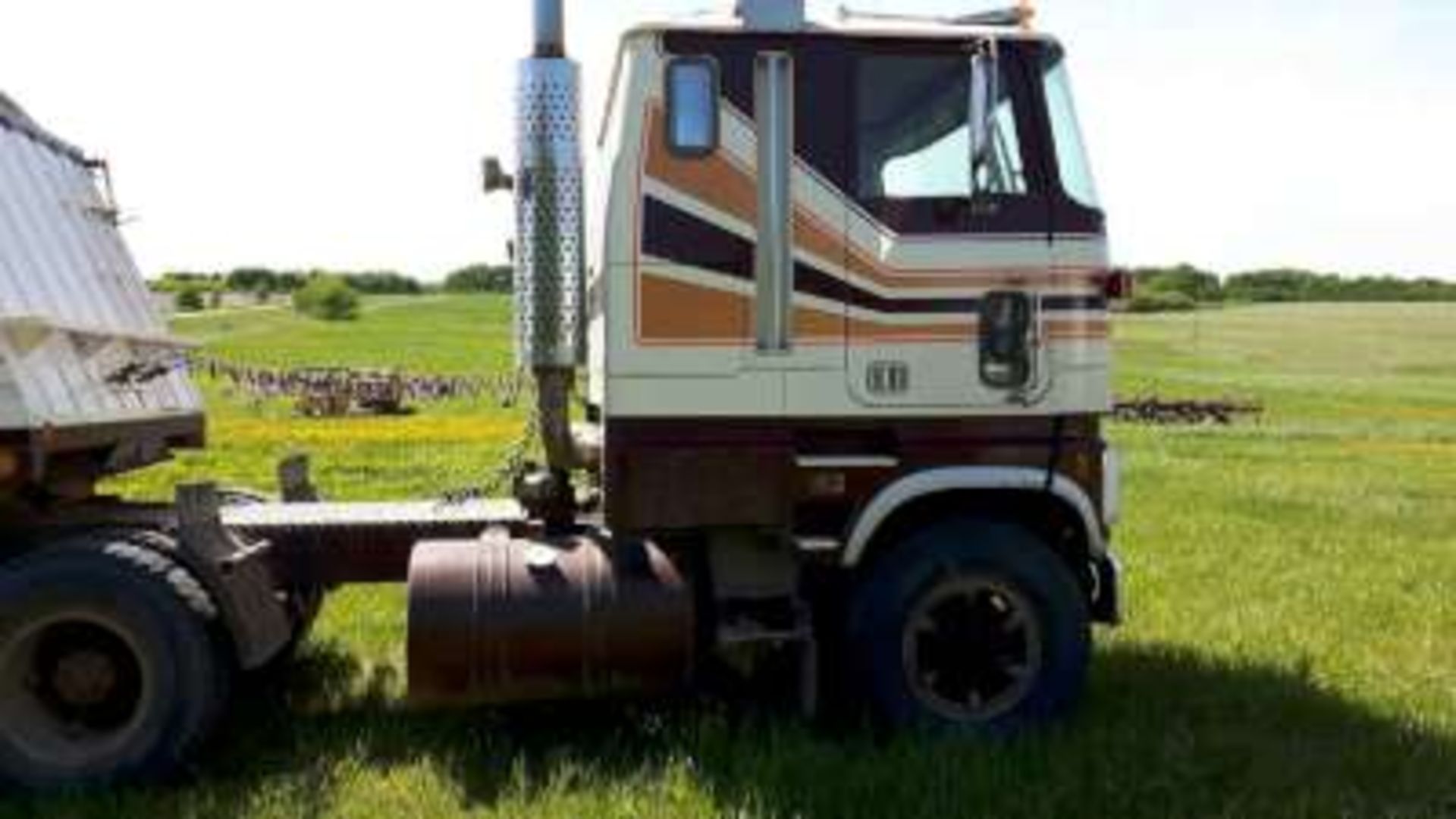 1979 Ford CL9000, Cab Over, 13speed transmission, 3406 Cat Engine A-Block, 88,000kms (mileage is - Image 4 of 10