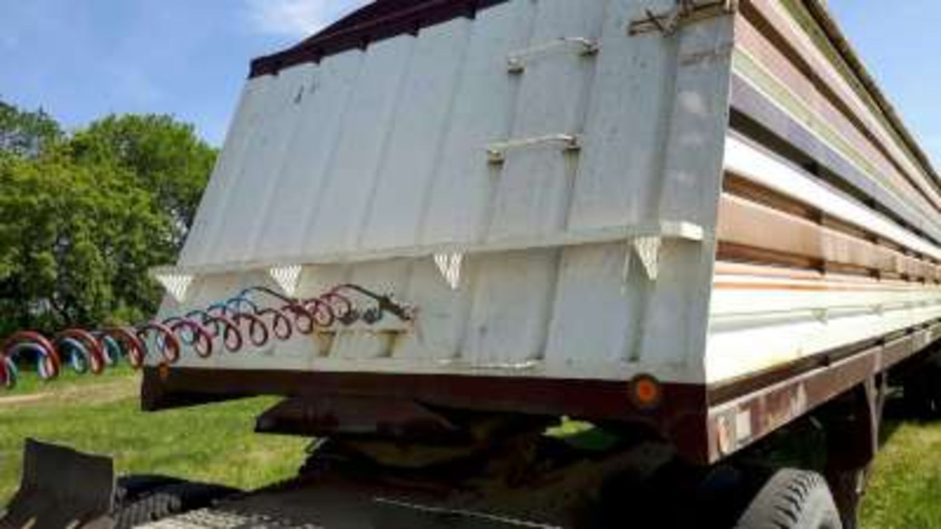 SOLD SEPARATE- 1982 Doepker grain trailer *mint*, roll tarp (maybe 40,000 kms) tires are - Image 4 of 8