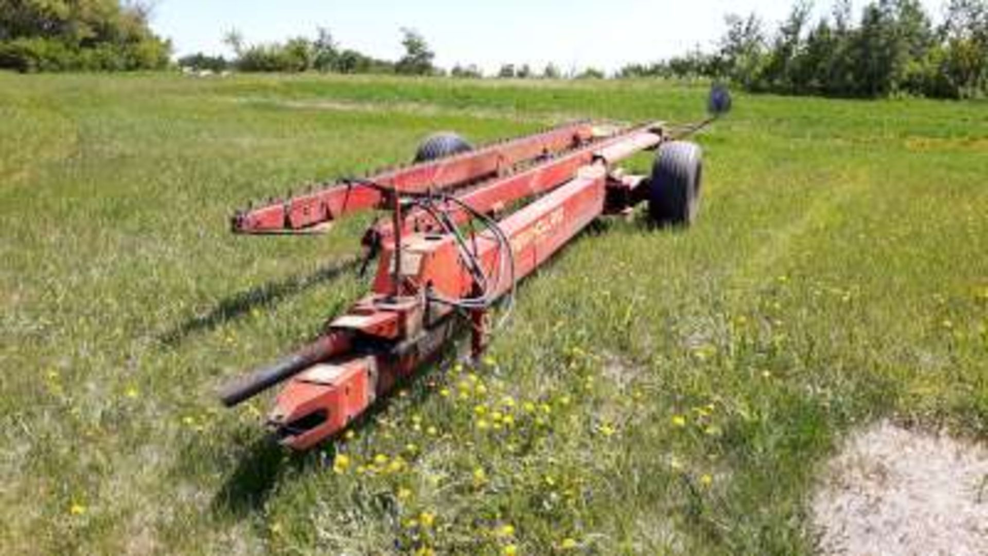 NH #85 automatic bale trailer, holds 4 round bales (exc) - Image 2 of 4