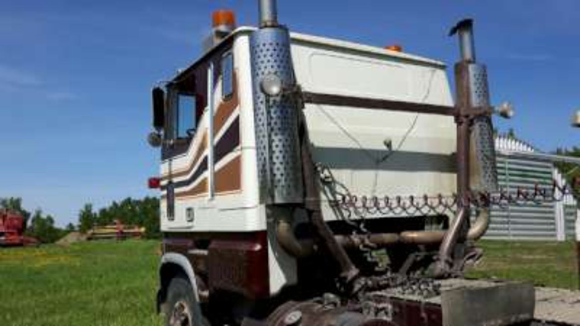 1979 Ford CL9000, Cab Over, 13speed transmission, 3406 Cat Engine A-Block, 88,000kms (mileage is - Image 5 of 10