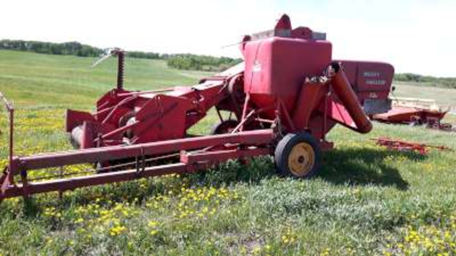 1965 MF-72 PTO combine, cab, pickup, straight cut knife, new boards and feeder chain (always shedded - Image 2 of 5