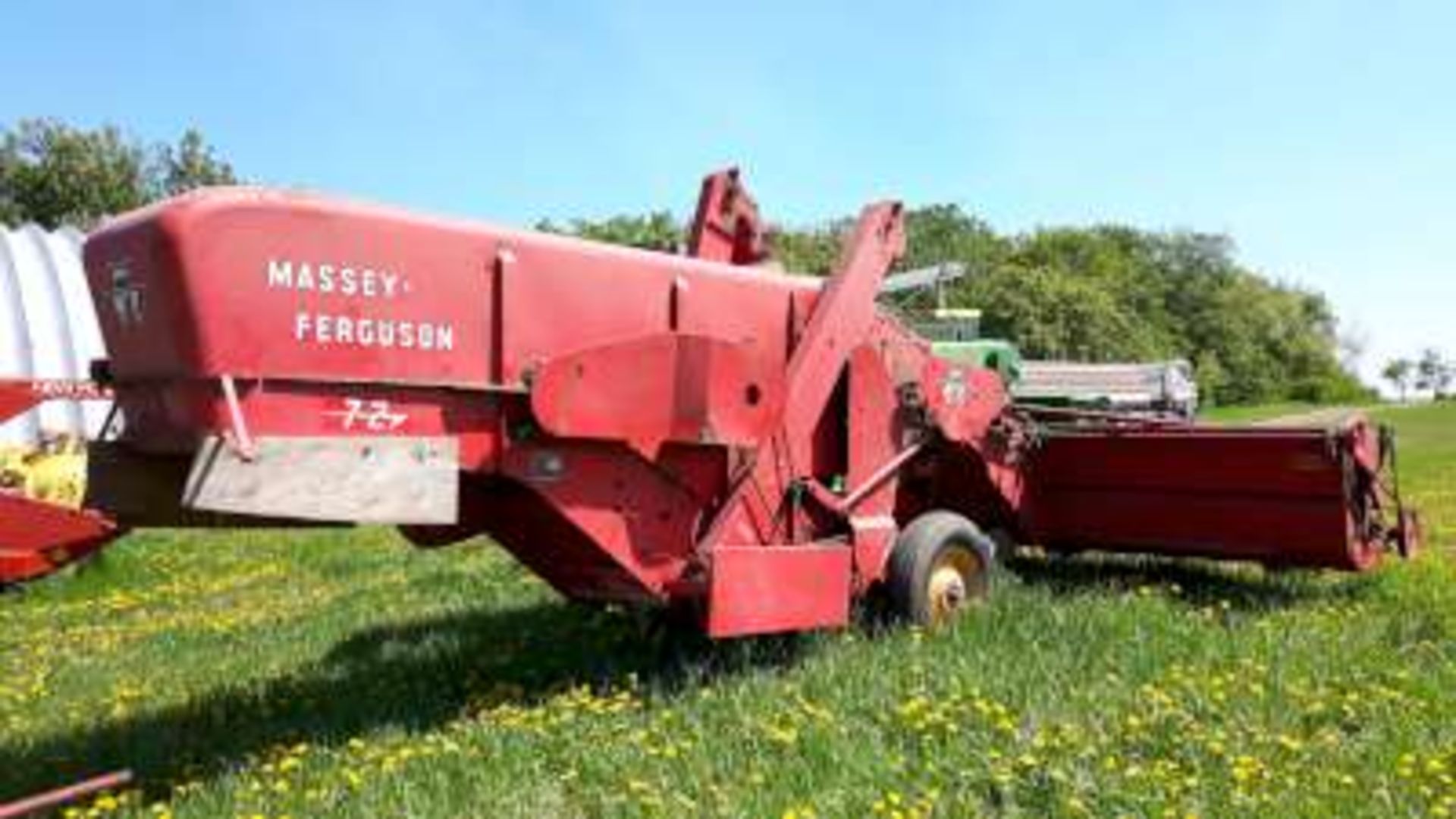 1965 MF-72 PTO combine, cab, pickup, straight cut knife, new boards and feeder chain (always shedded - Image 4 of 5