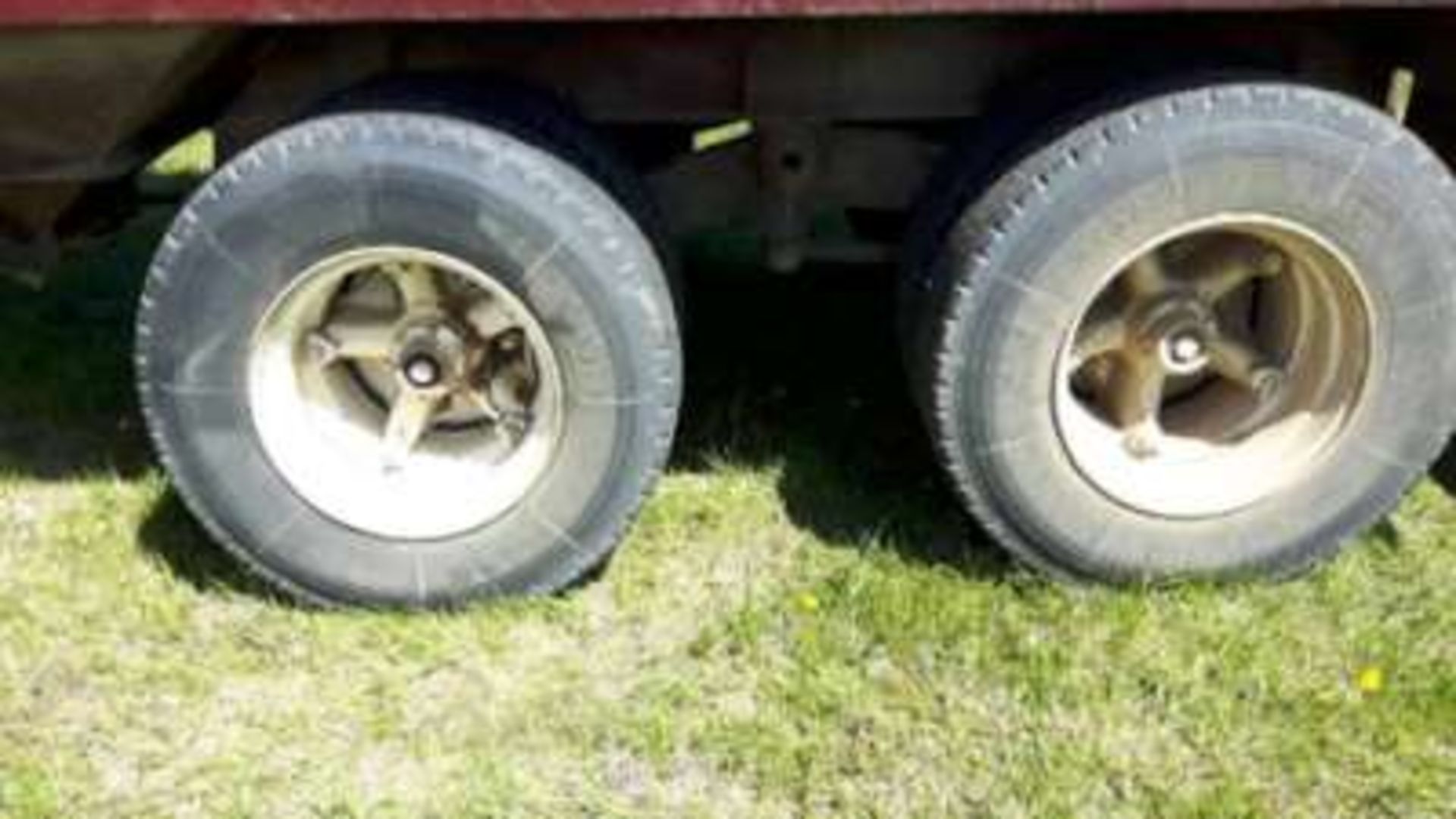 SOLD SEPARATE- 1982 Doepker grain trailer *mint*, roll tarp (maybe 40,000 kms) tires are - Image 8 of 8