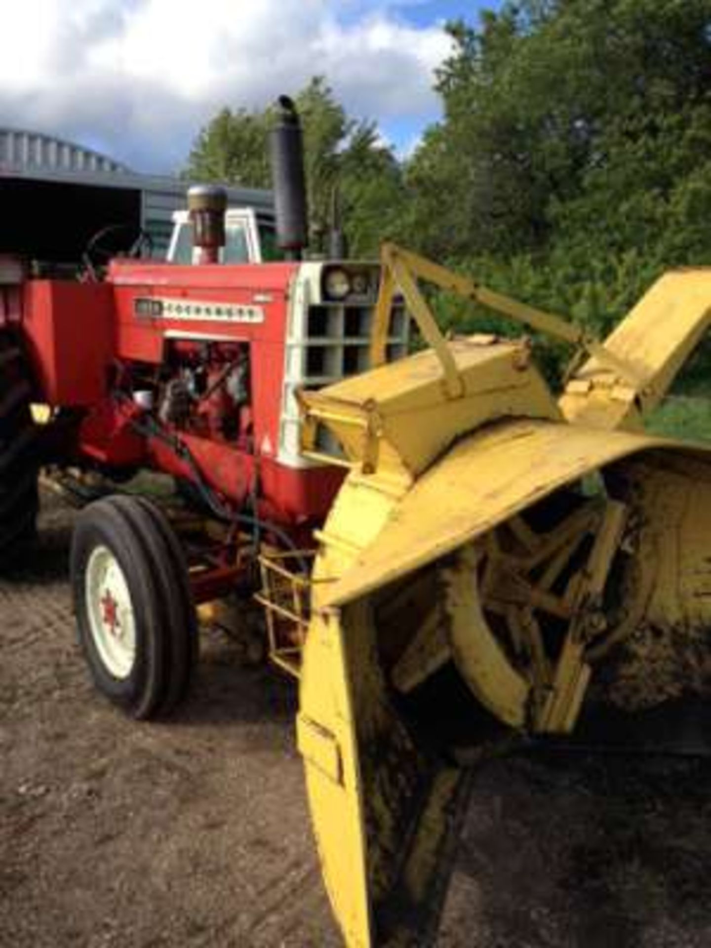 Cockshutt 1655 diesel tractor w/7ft Schulte front mount snowblower, approx. 8000hrs (real nice)