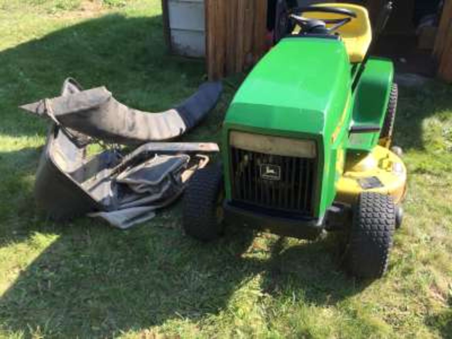 JD 180 -38” Riding Lawn Mower s/n M00180A421947 w/grass bagger