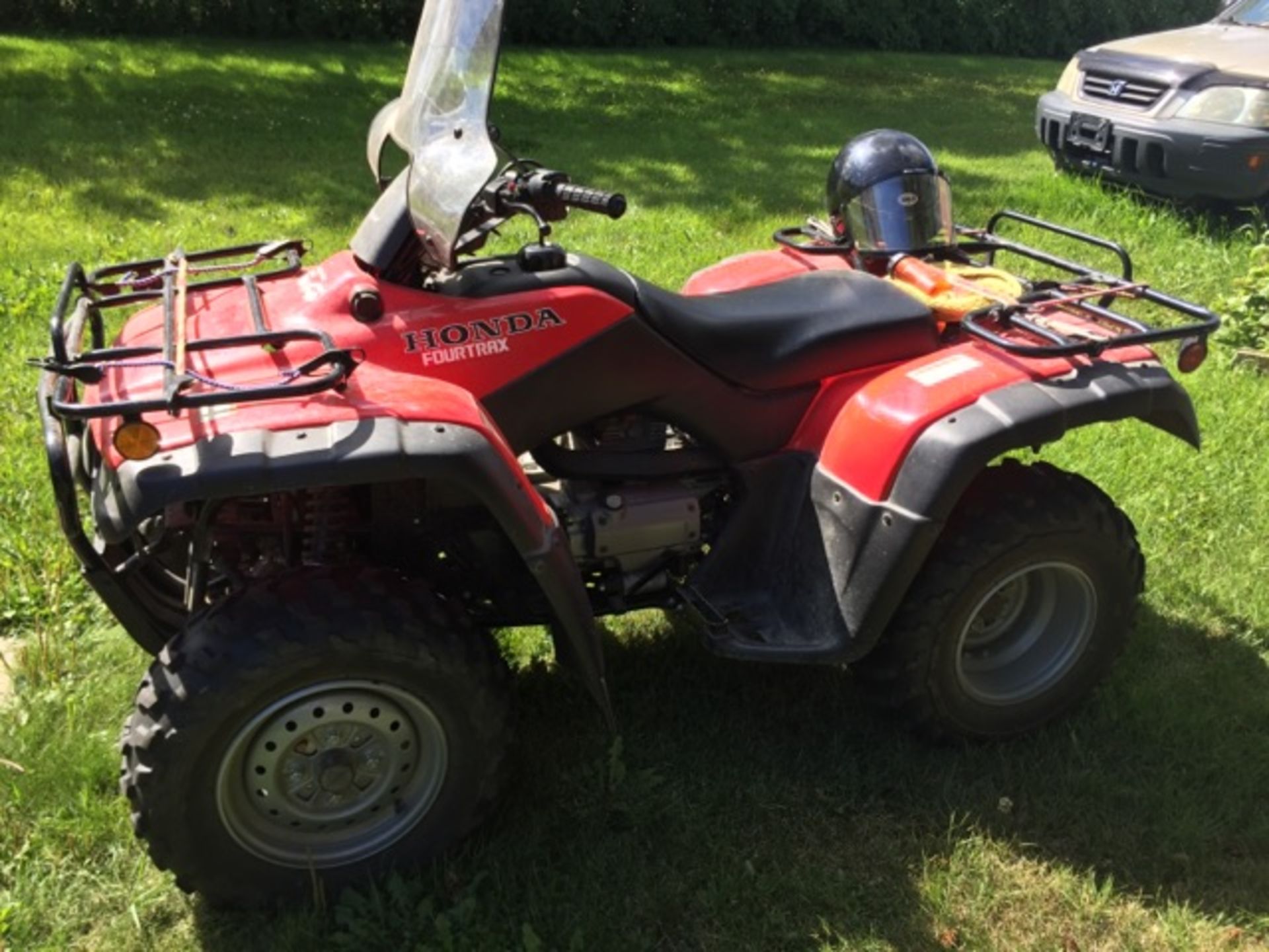 2002 Honda 350 FourTrax 4x4 Quad: windshield, two Racks, s/n 478TE252824101067, 1872 kms - Image 4 of 6