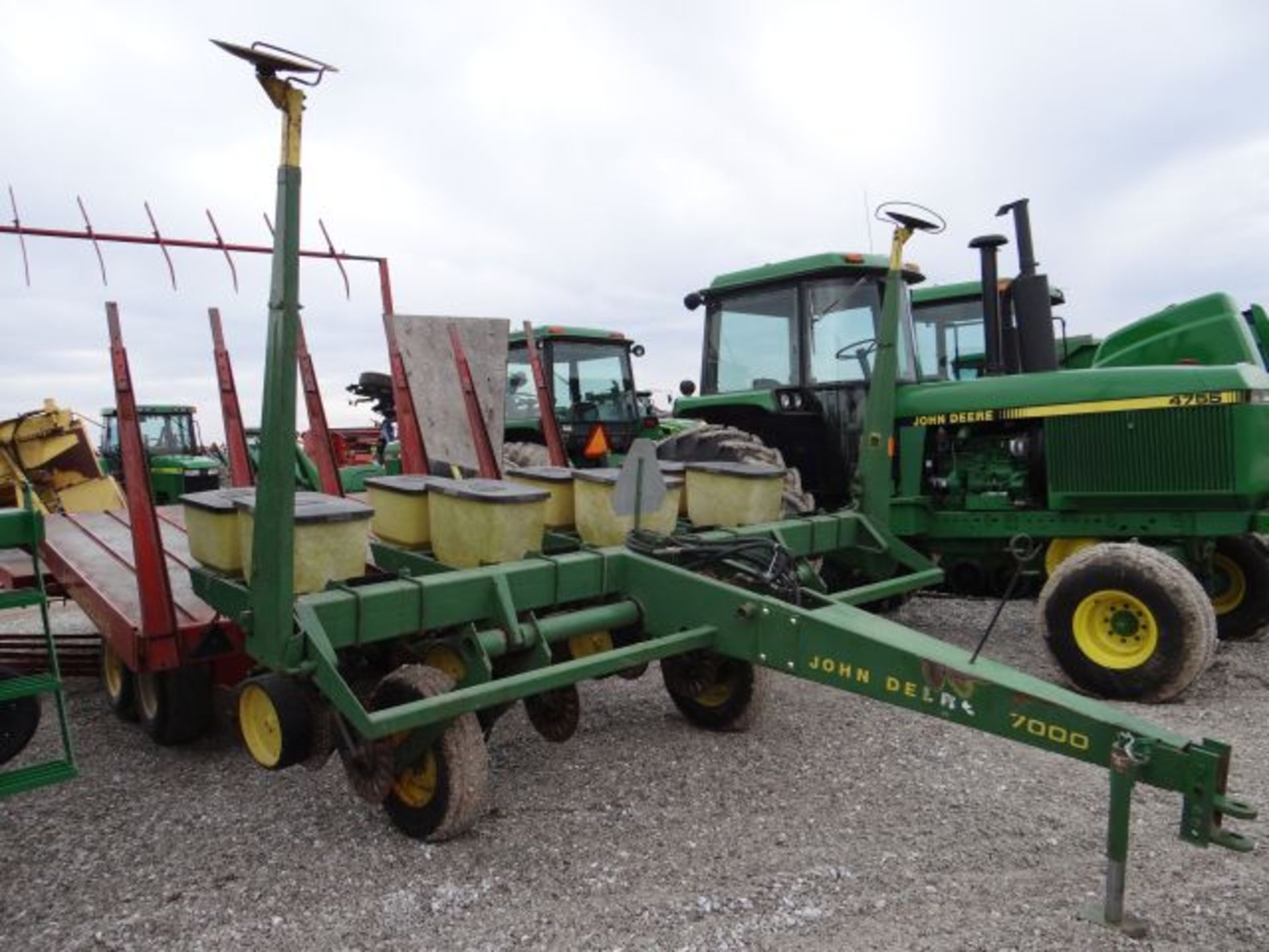 JD 7000 Planter 4 Row, Wide Rows, Shedded, Corn & Bean Meters - Bild 2 aus 3