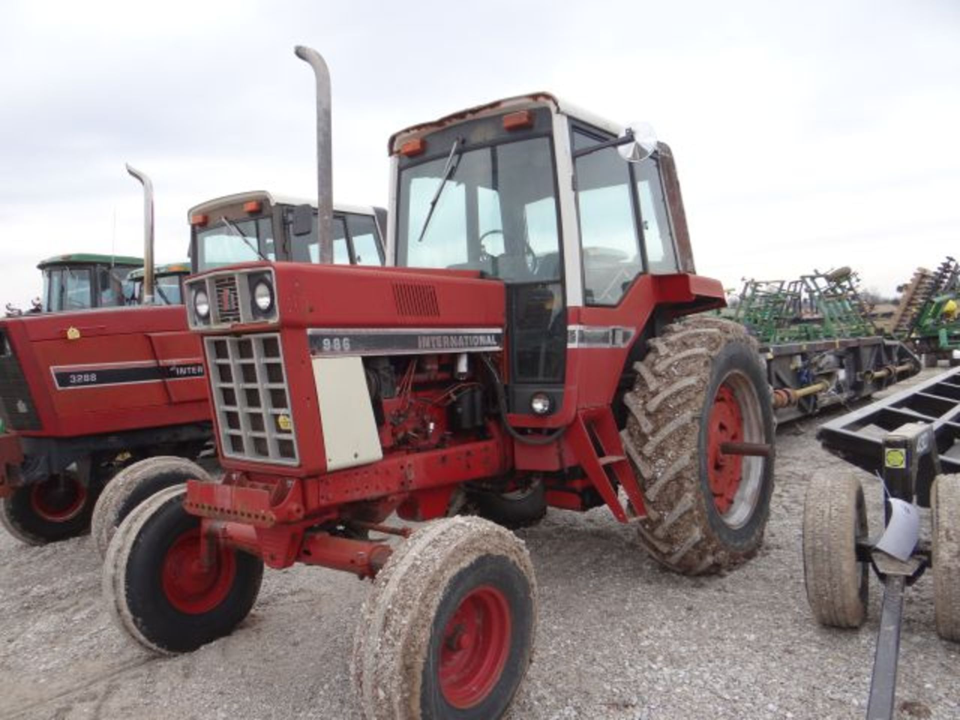 IH 986 Tractor 4 New Tires, 2wd, Runs Good, Dual PTO
