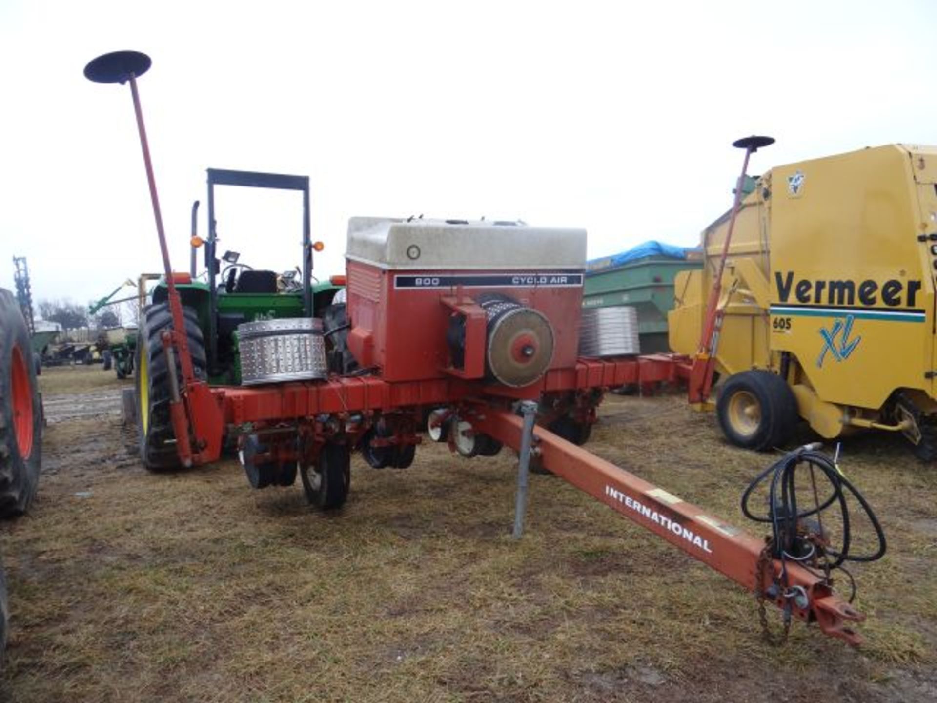 IH 800 Cyclo Planter #112442, 4 Row, Set on 36" Spacing adj to 30", Corn, Bean & Milo Drums - Bild 2 aus 3