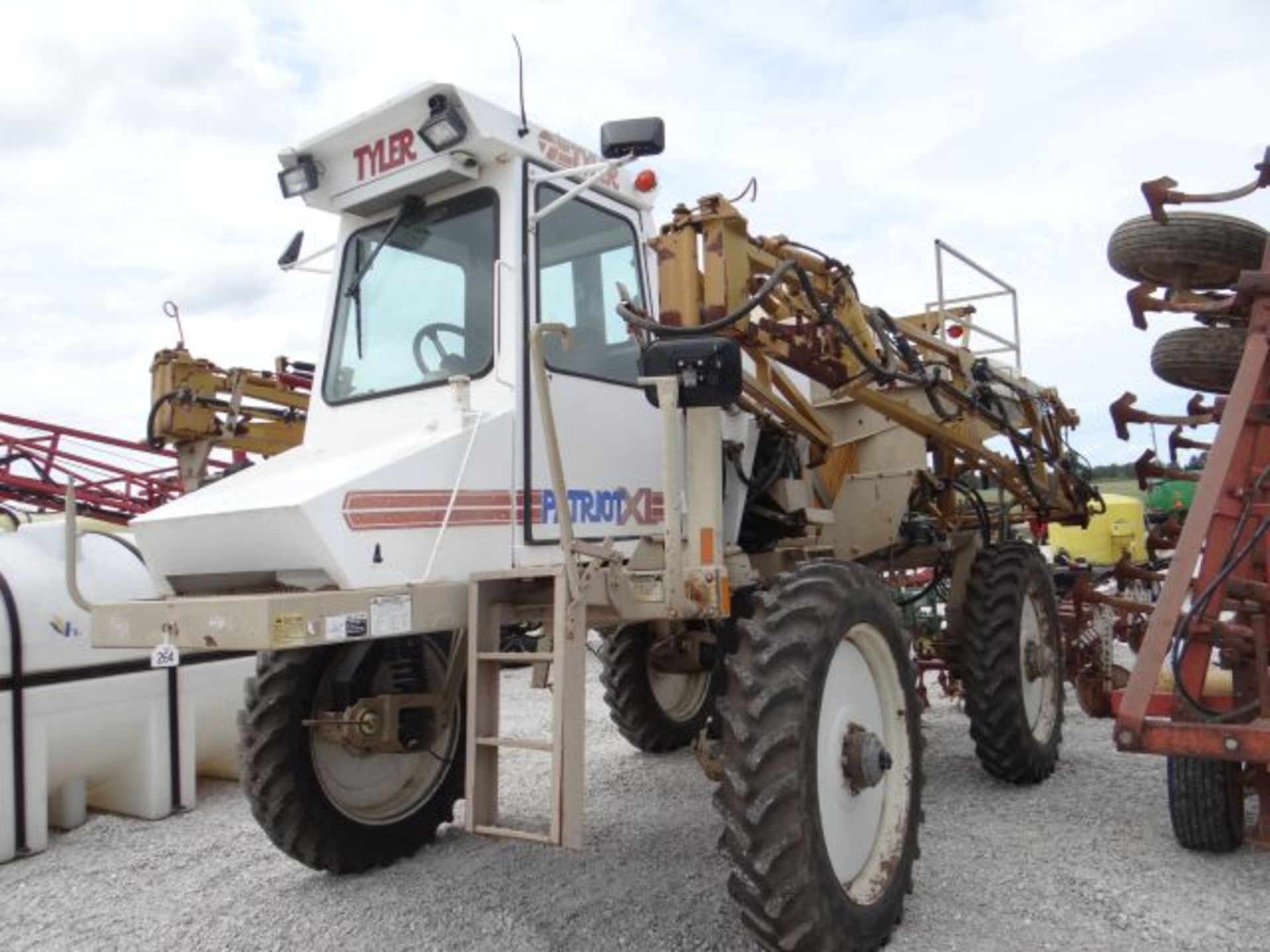 Patriot XL Sprayer, 1996 3480 hrs, 60' Booms 750 Gallon Tank, Cab and Air, 320/85R38 Tires