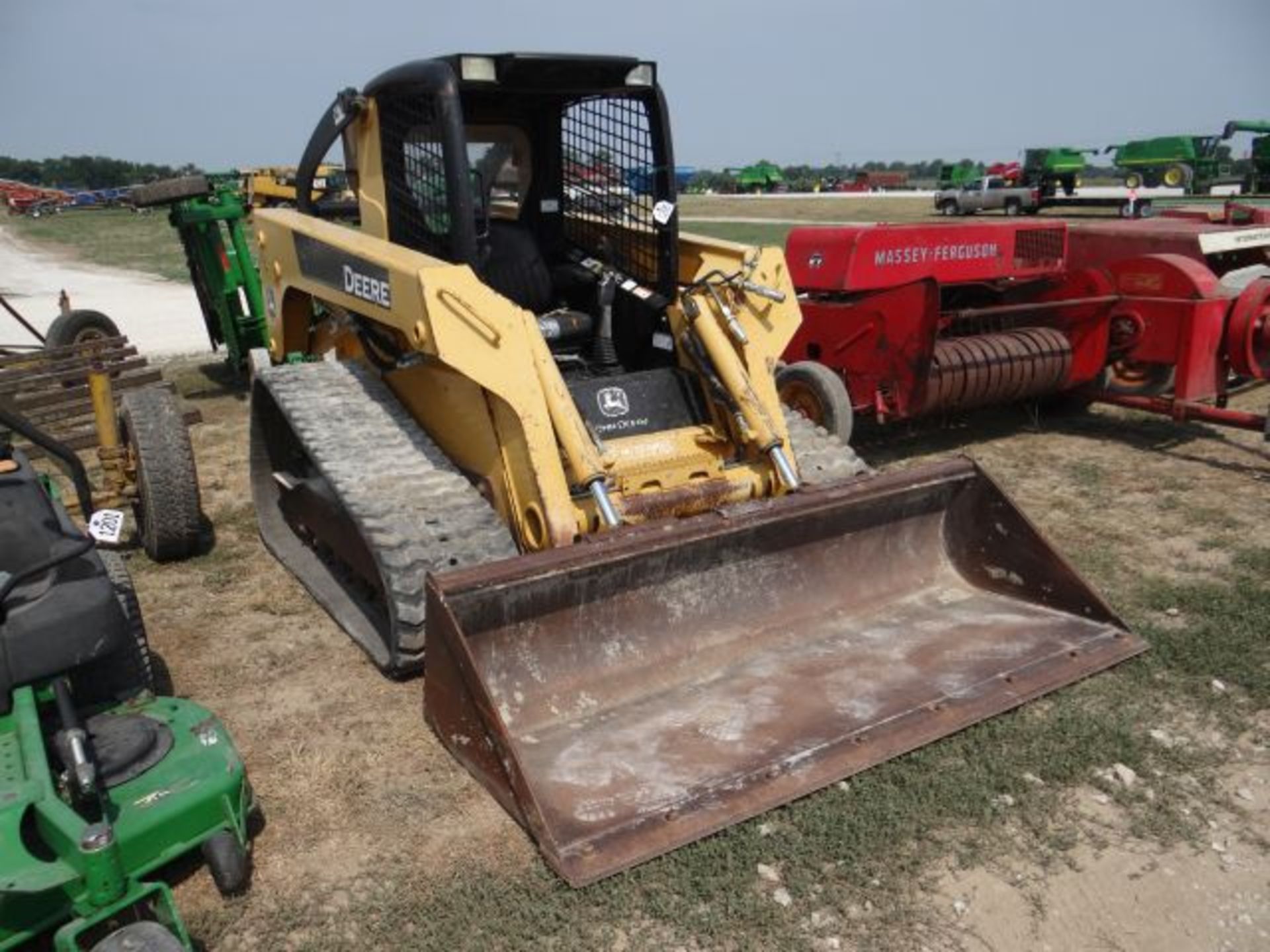JD CT332 Skid Steer, 2008 #150551, 2130 hrs, 80hp, OS, Hand Controls, 80% Tracks, 84" Bucket - Image 2 of 4