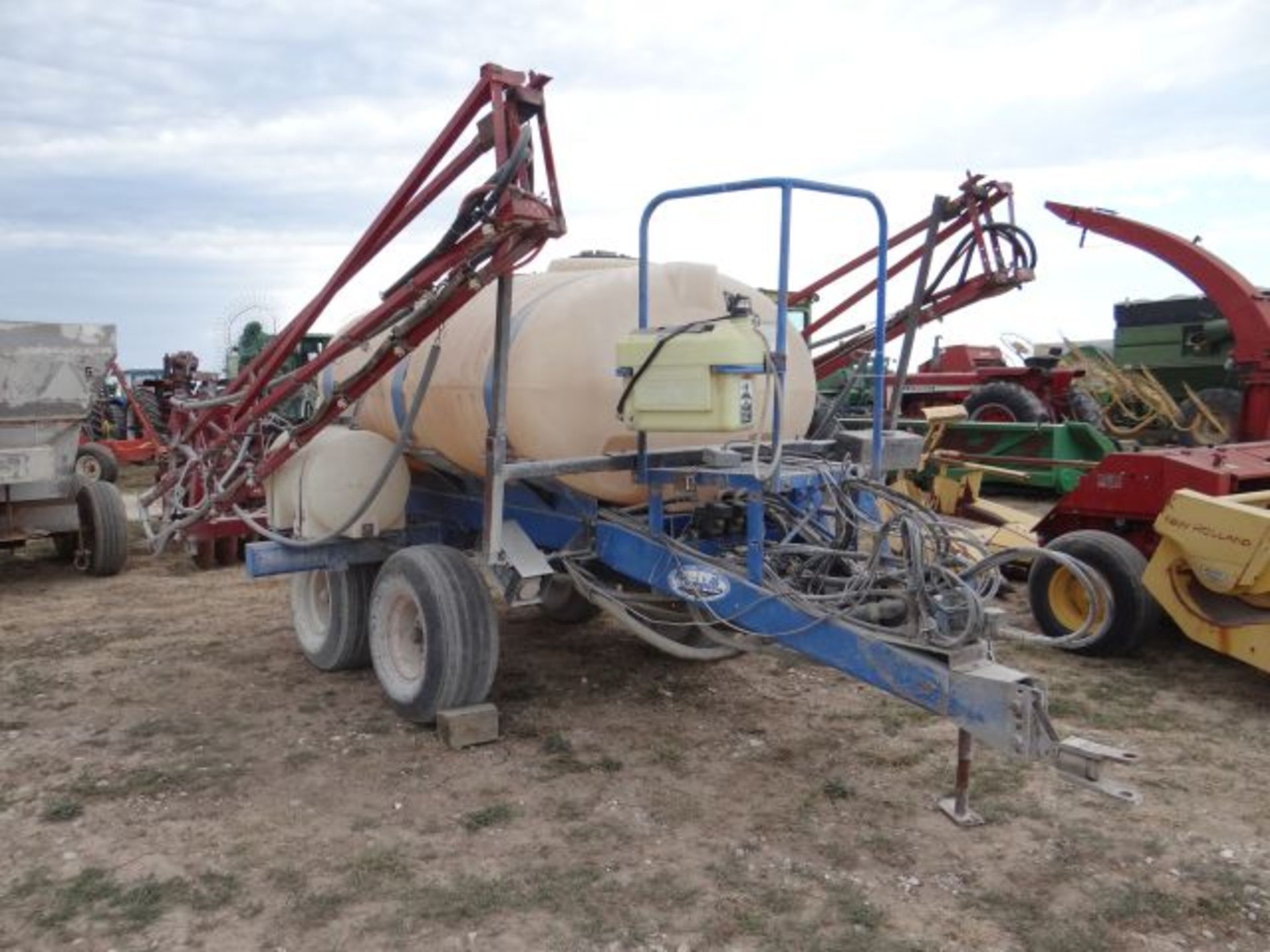 Broyhill Sprayer 60' Booms, 700 Gallon Tank, Raven 440 Controller and Manuals in the Shed - Image 2 of 3