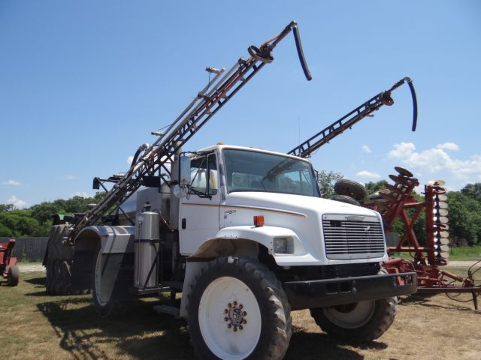 Freightliner Sprayer 1100 Gallon SS Tank, w/Raven Control System, Dual SS Booms 60', Row Crop and - Image 2 of 4