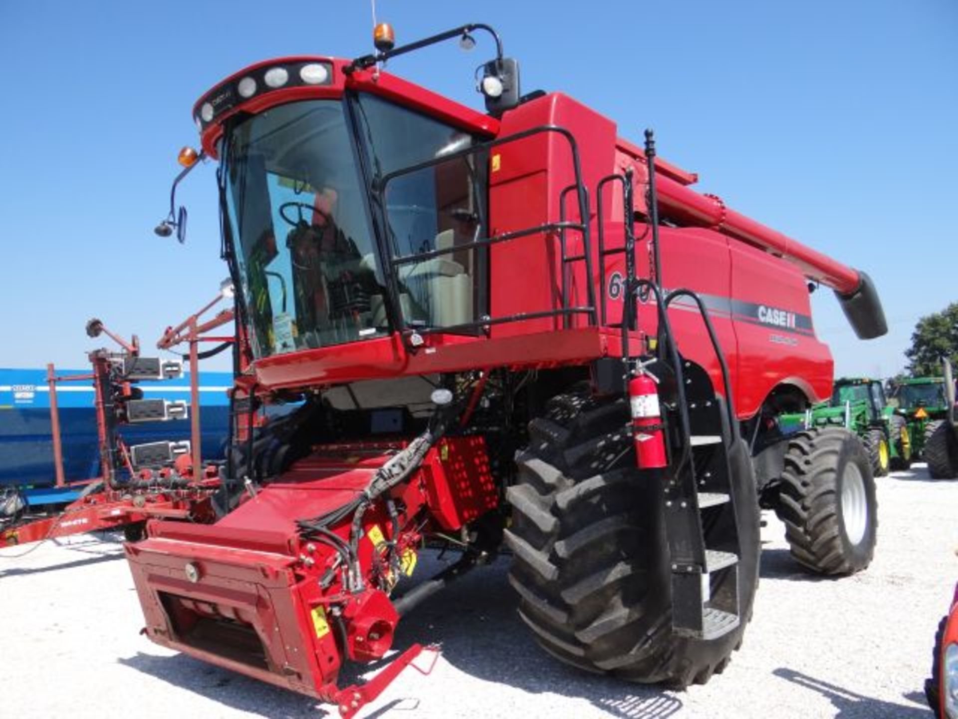 Case IH 6130 Combine, 2012 813/610 hrs, 4wd, Power Fold Cover on Grain Tank, Deluxe Cab, Guidance