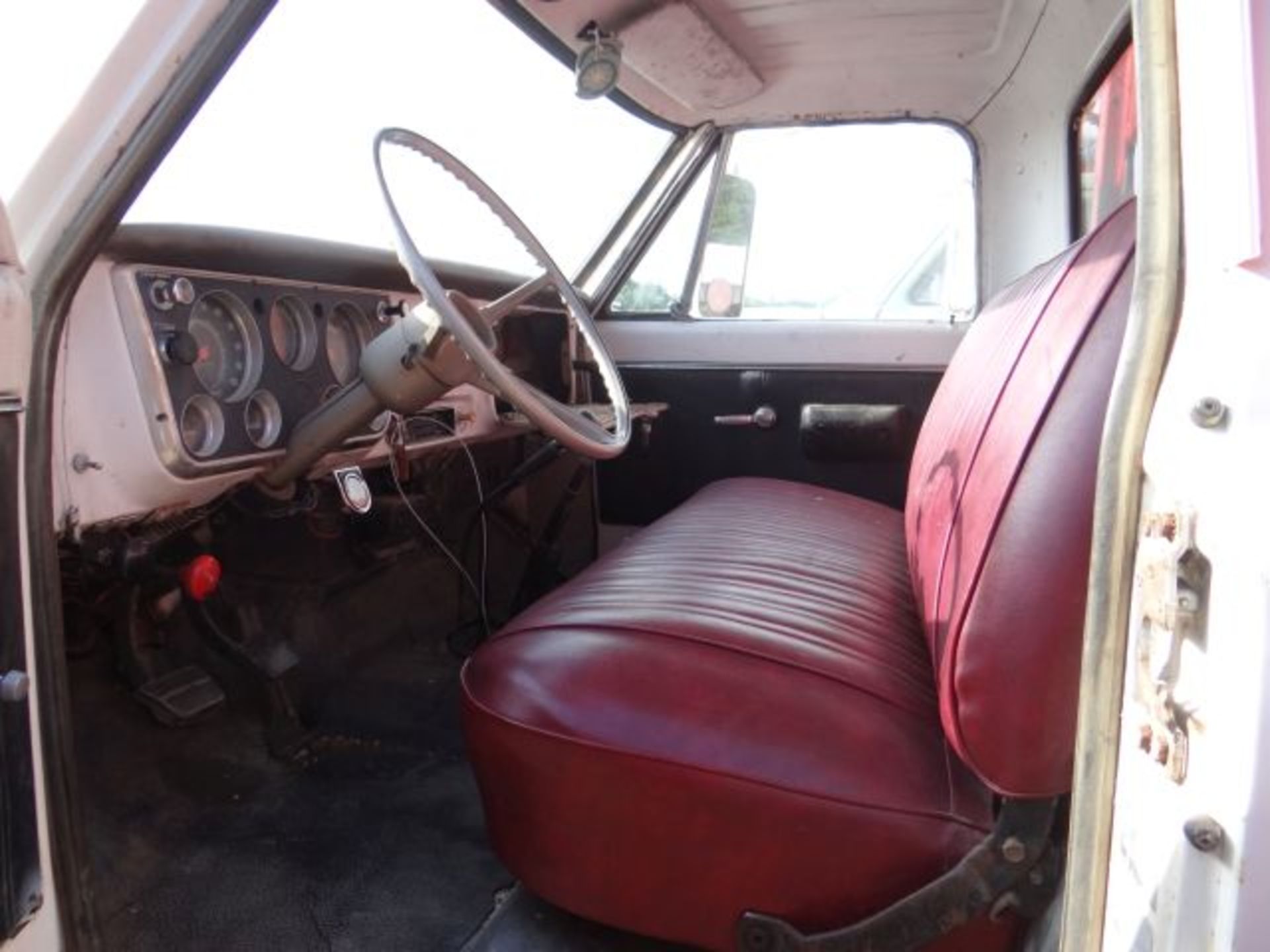 1968 Chevy C50 Grain Truck 8cyl, Gas, 4&2, 15' Knapheide Bed, Hoist Works, Title in the Office - Image 4 of 4