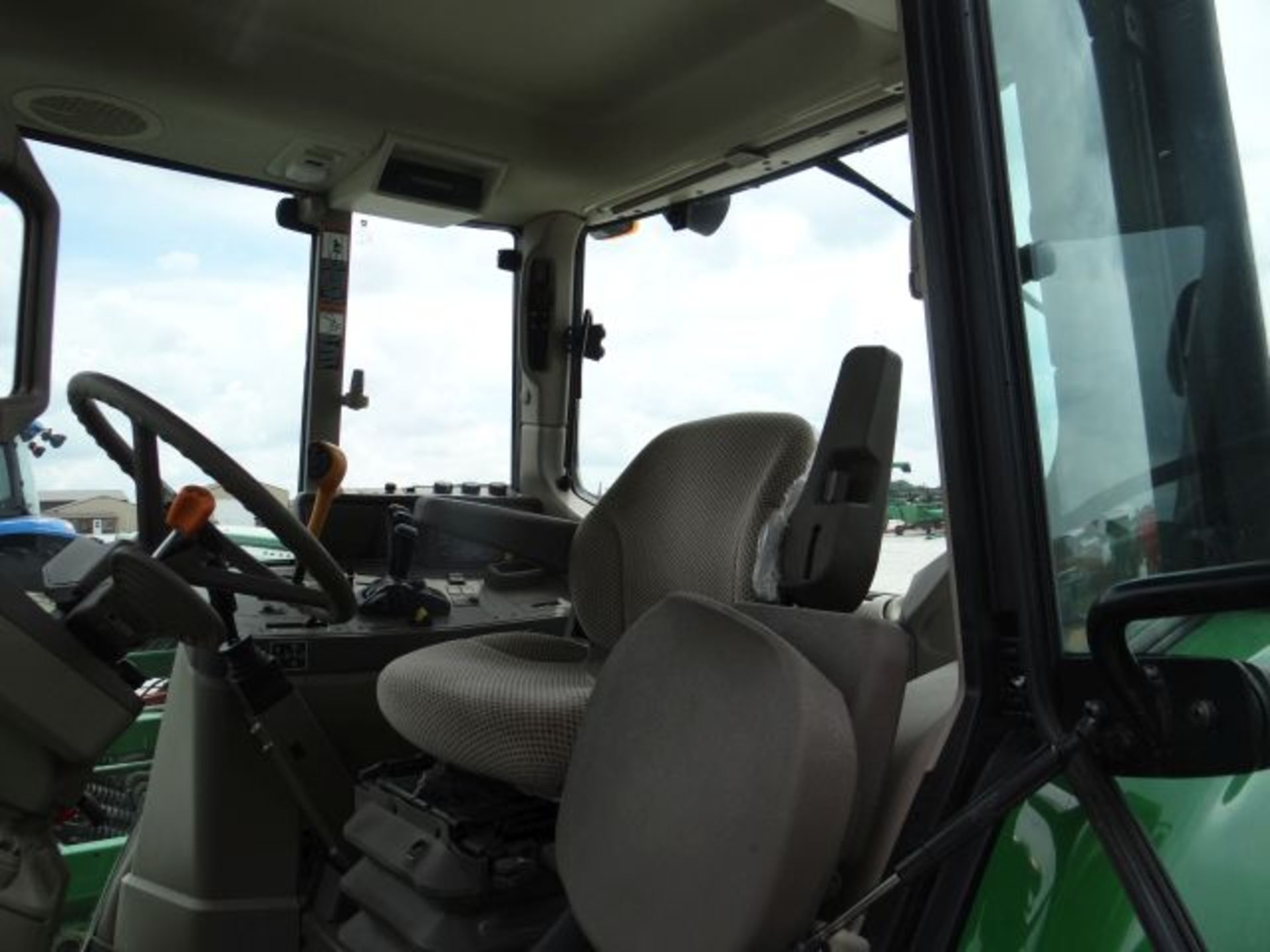 JD 6125M Tractor, 2014 #144888, 562 hrs, MFWD, 24sp PQ, 3 SCVs, Dual PTO, Fenders, Greenstar Ready - Bild 5 aus 6