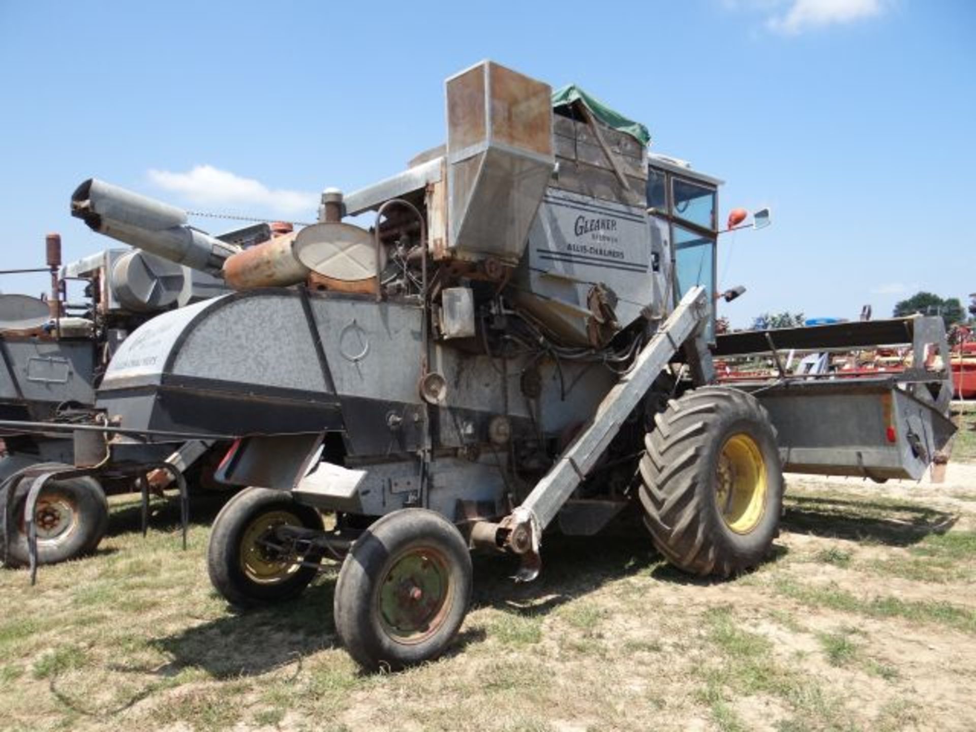 Gleaner A Combine Gas, Does Not Run, Motor Turns Over, w/13' Platform - Image 3 of 3
