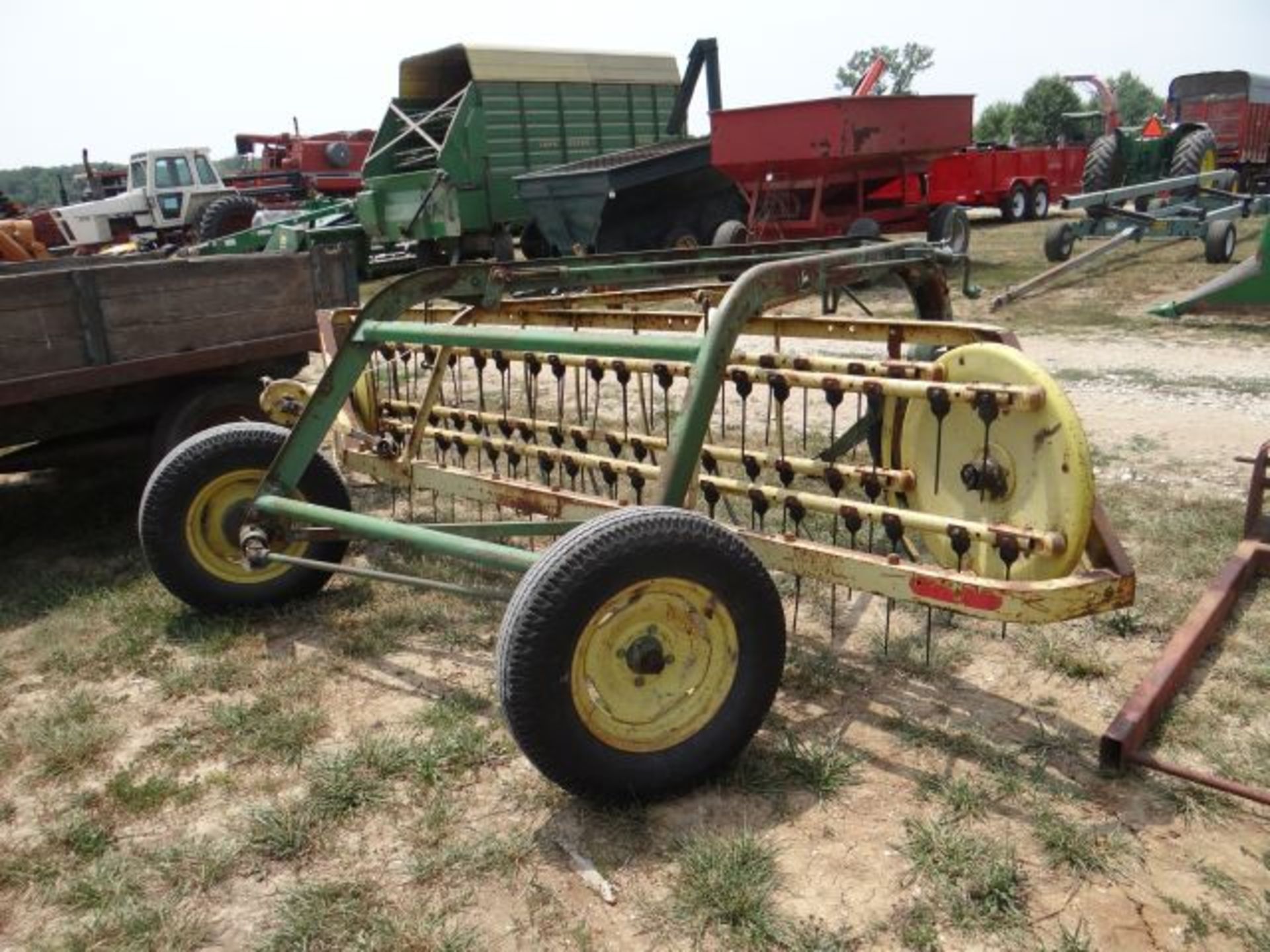 JD 660 Rake w/Dolly Wheel - Image 3 of 3