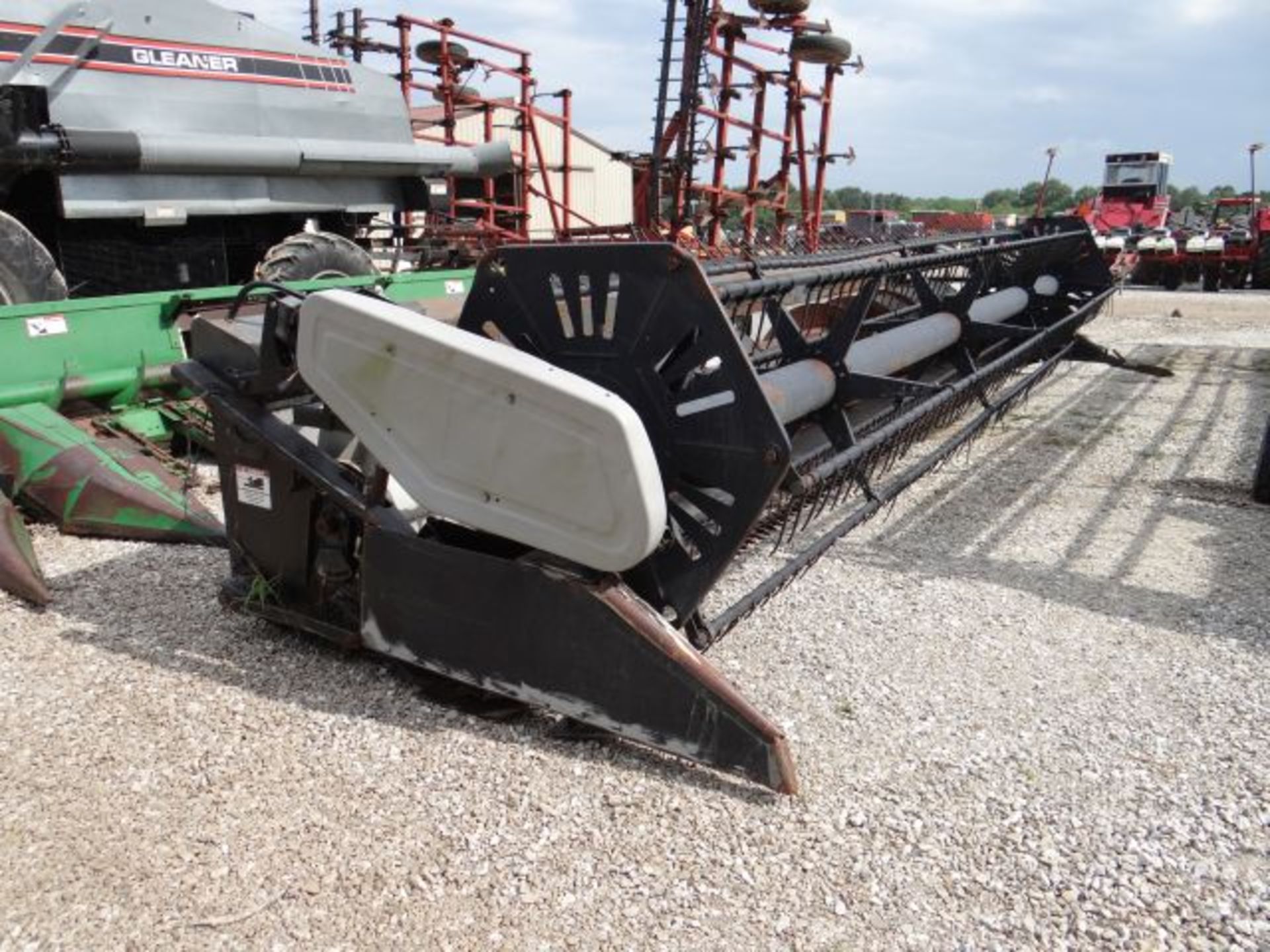 Gleaner 800 Series Platform 25' - Image 2 of 3