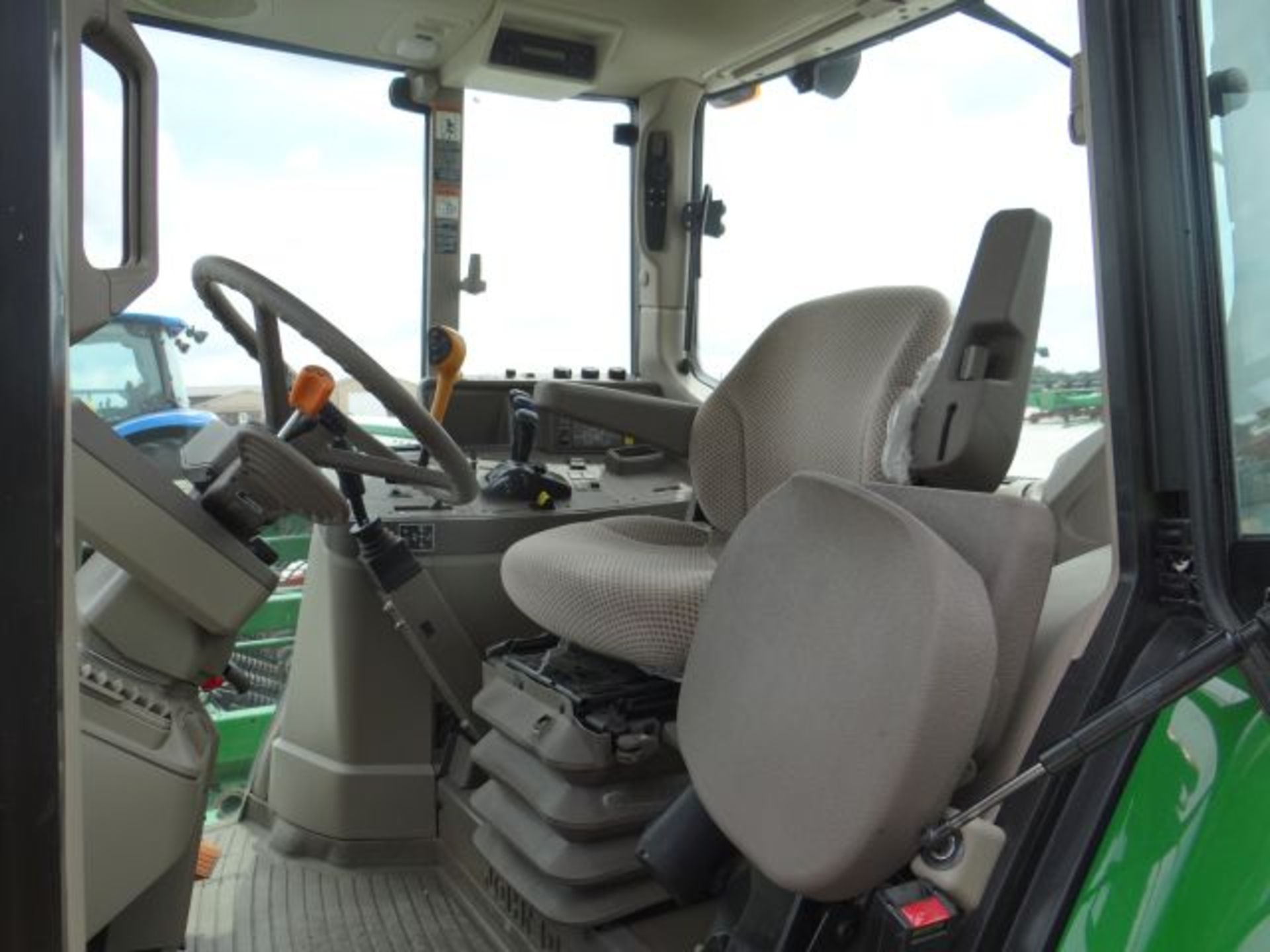 JD 6125M Tractor, 2014 #144888, 562 hrs, MFWD, 24sp PQ, 3 SCVs, Dual PTO, Fenders, Greenstar Ready - Bild 6 aus 6