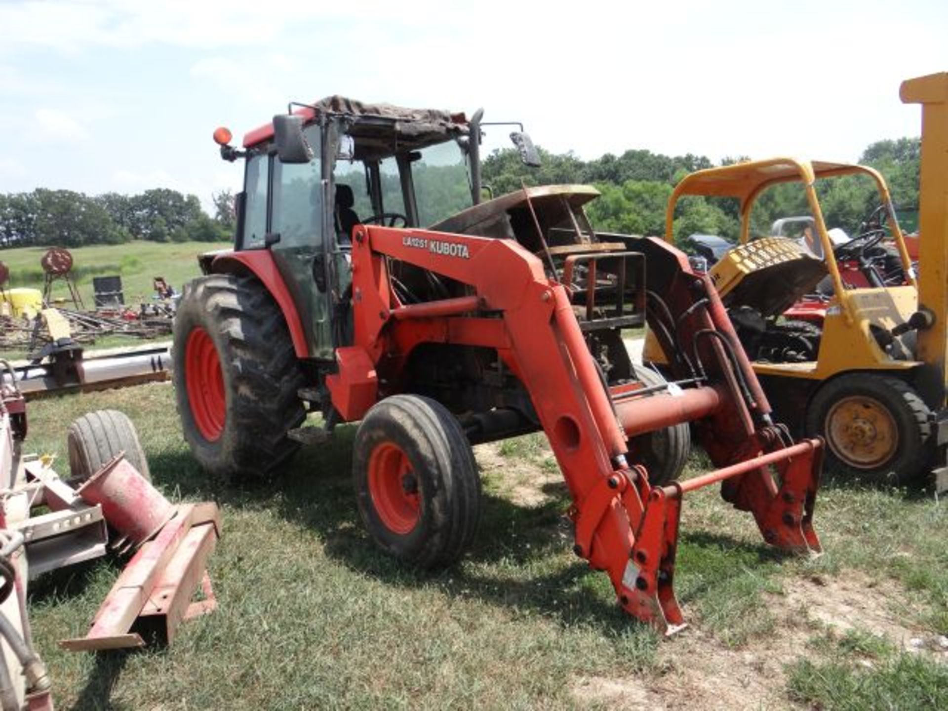 Kubota M900 Tractor w/Kubota LA 1251 Loader, Fire Damage - Bild 2 aus 3