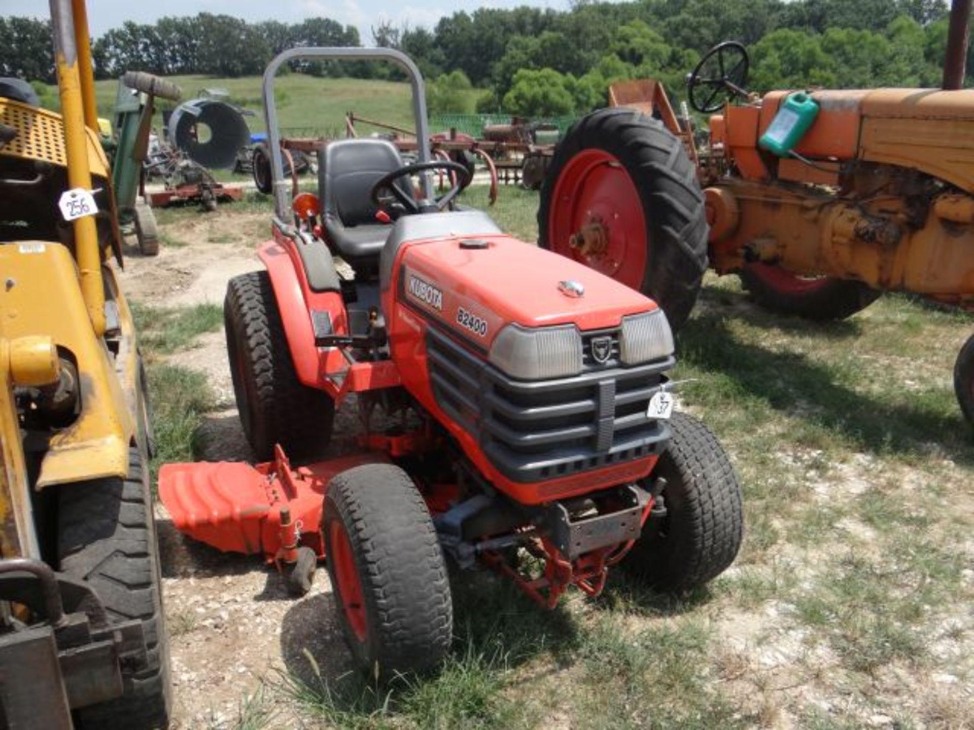 Kubota B2400 Compact Tractor 1475 hrs, MFWD, 60" Mid Mount Deck, 3pt, 540 PTO, Hydro - Bild 2 aus 3