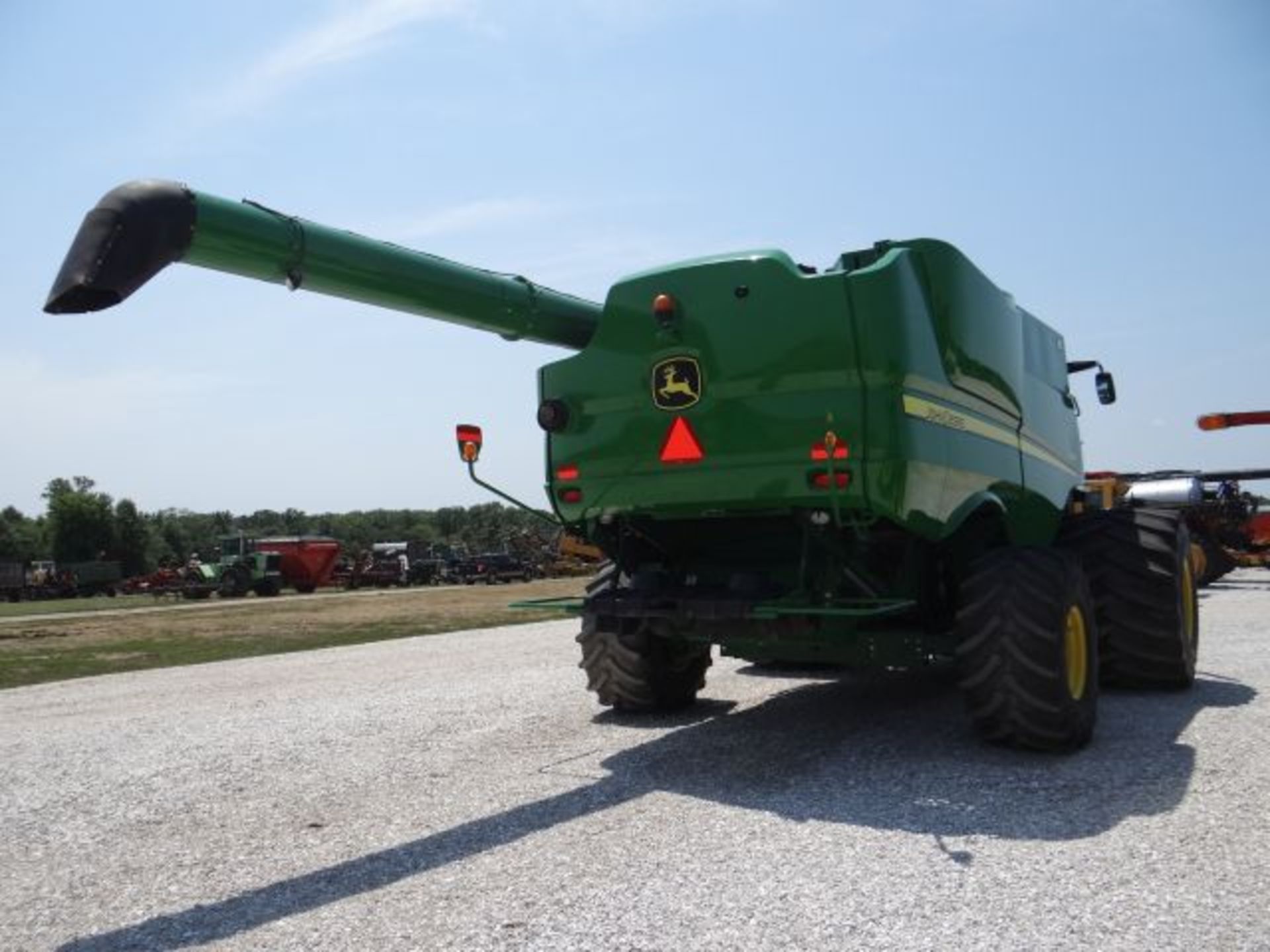 JD S680 Combine, 2012 1524/1024 hrs, 4wd, CM, Chopper w/Powercast Tailboard, HID Lights, 26' - Image 3 of 5