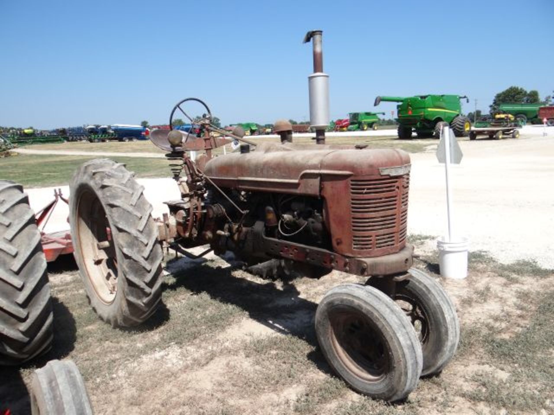 Farmall H Tractor - Bild 2 aus 3