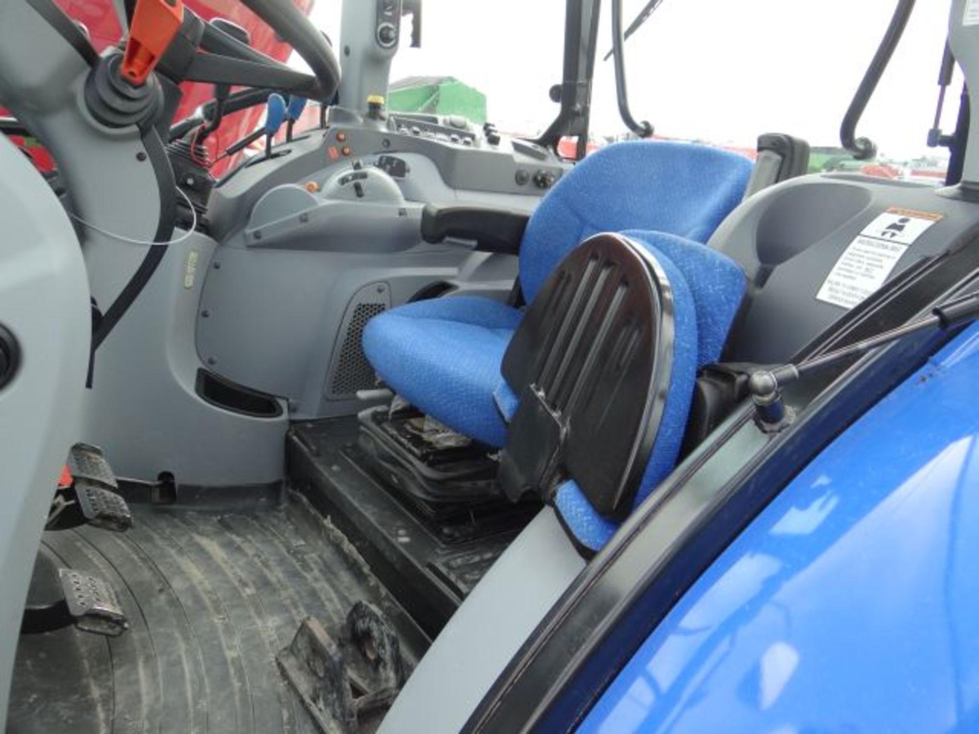 NH T5.115 Tractor, 2013 #65681, 1028 hrs, MFWD, Delux Cab, 16F/16R Partial PS, Dual PTO, 3 SCVs, - Bild 5 aus 7