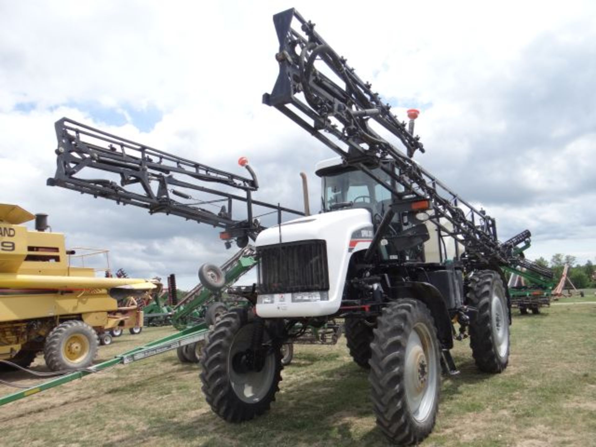 Spray-Coupe 7660 Sprayer, 2009 #65252, 2556 hrs, MFWD, Perkins Engine, 175hp, 6sp PS, 80' Poly - Image 5 of 5