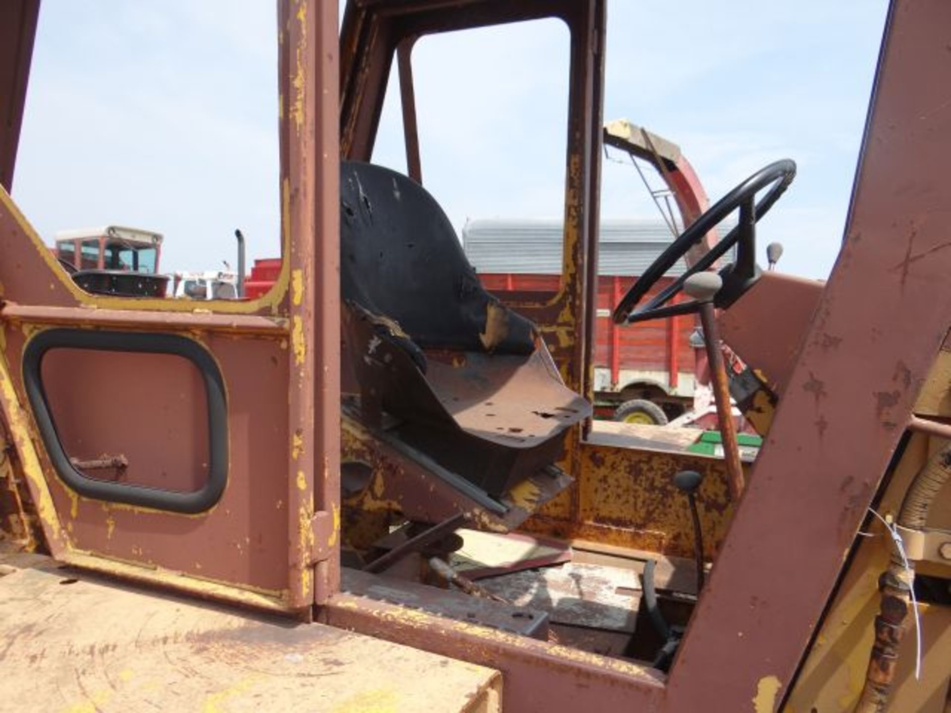 Case 680C Backhoe - Image 4 of 4