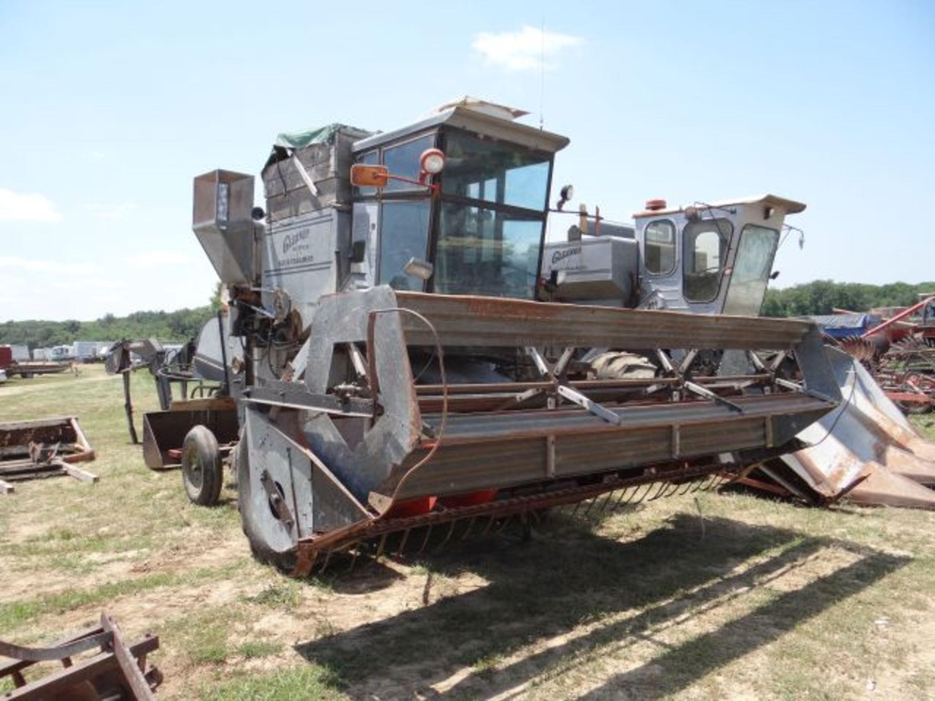 Gleaner A Combine Gas, Does Not Run, Motor Turns Over, w/13' Platform - Image 2 of 3