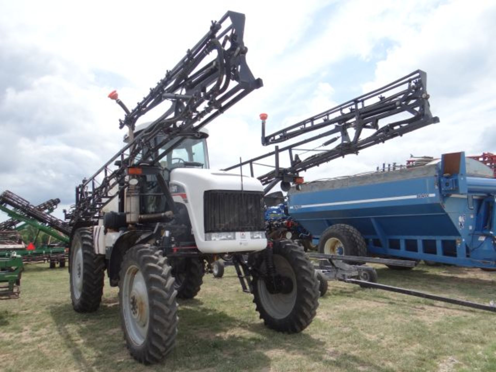 Spray-Coupe 7660 Sprayer, 2009 #65252, 2556 hrs, MFWD, Perkins Engine, 175hp, 6sp PS, 80' Poly