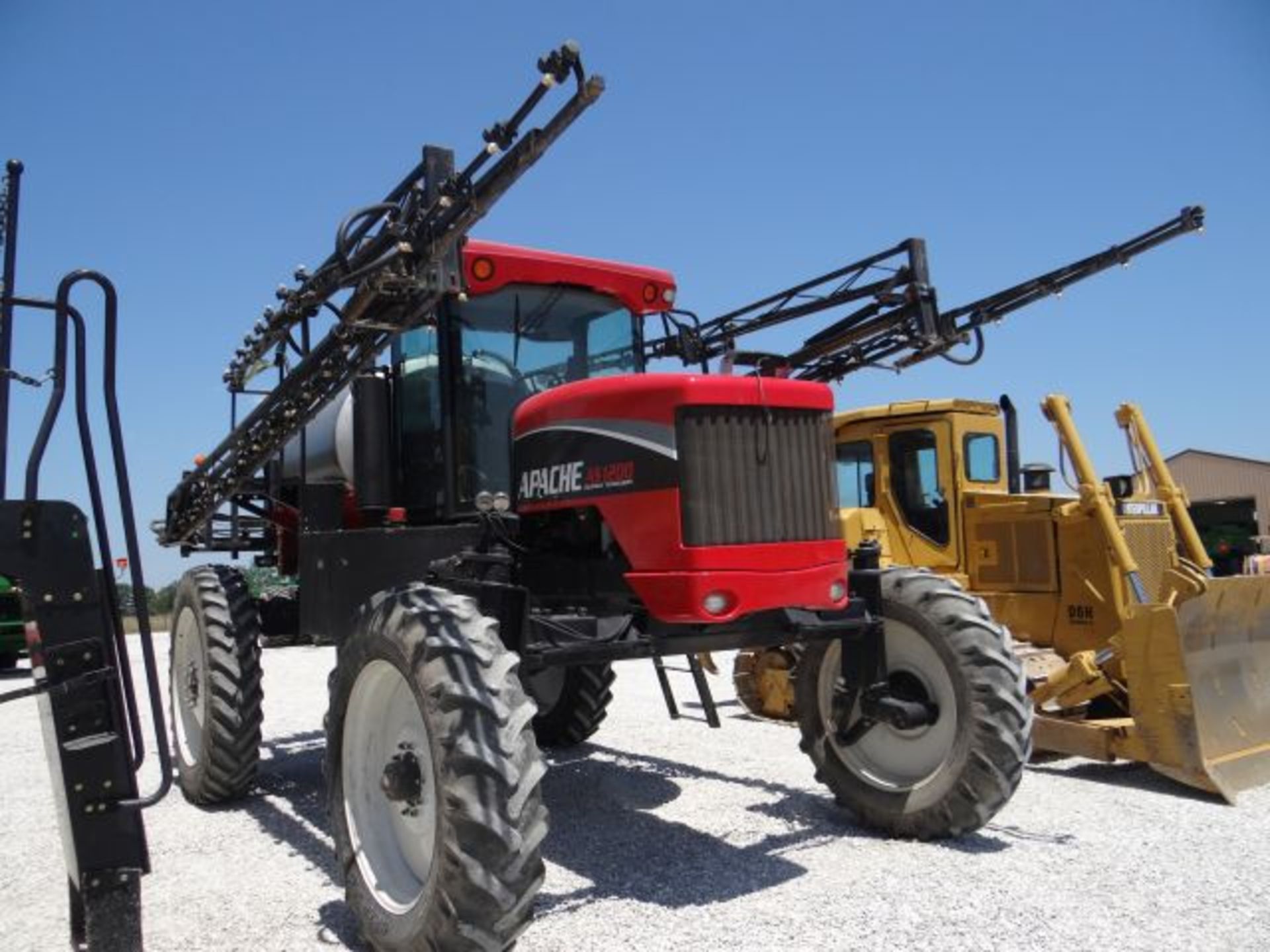 Apache 1200 Sprayer, 2005 2218 hrs, SS 1200 Gallon Tank, 80' Booms, Raven 4400 Rate Controller, - Image 2 of 5