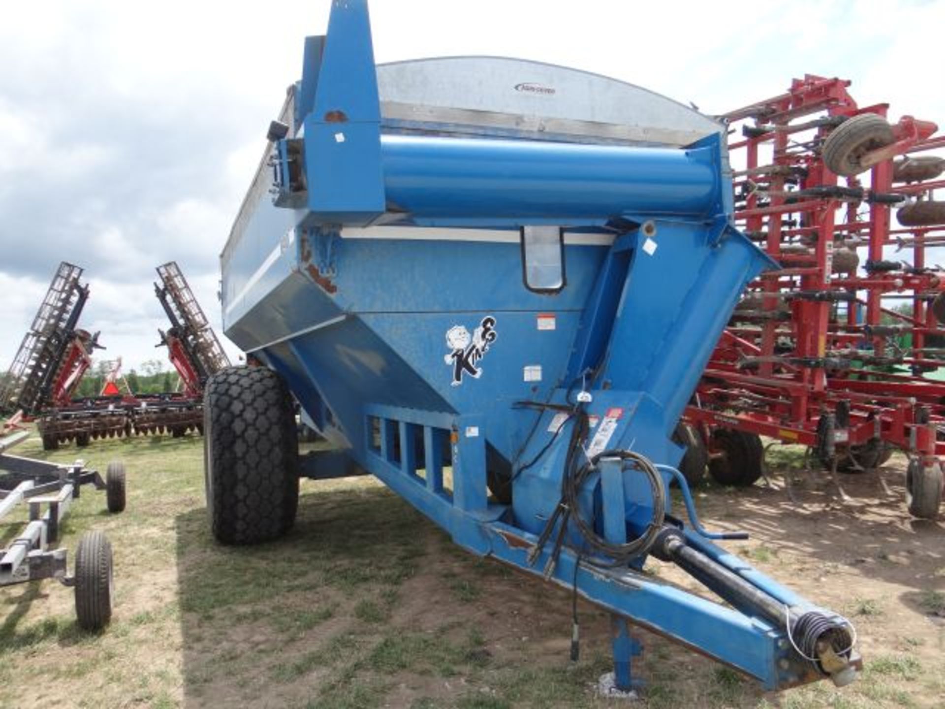 Kinze 840 Grain Cart, 1995 #147837, New Augers Last Year, Tarp, Manual in the Shed