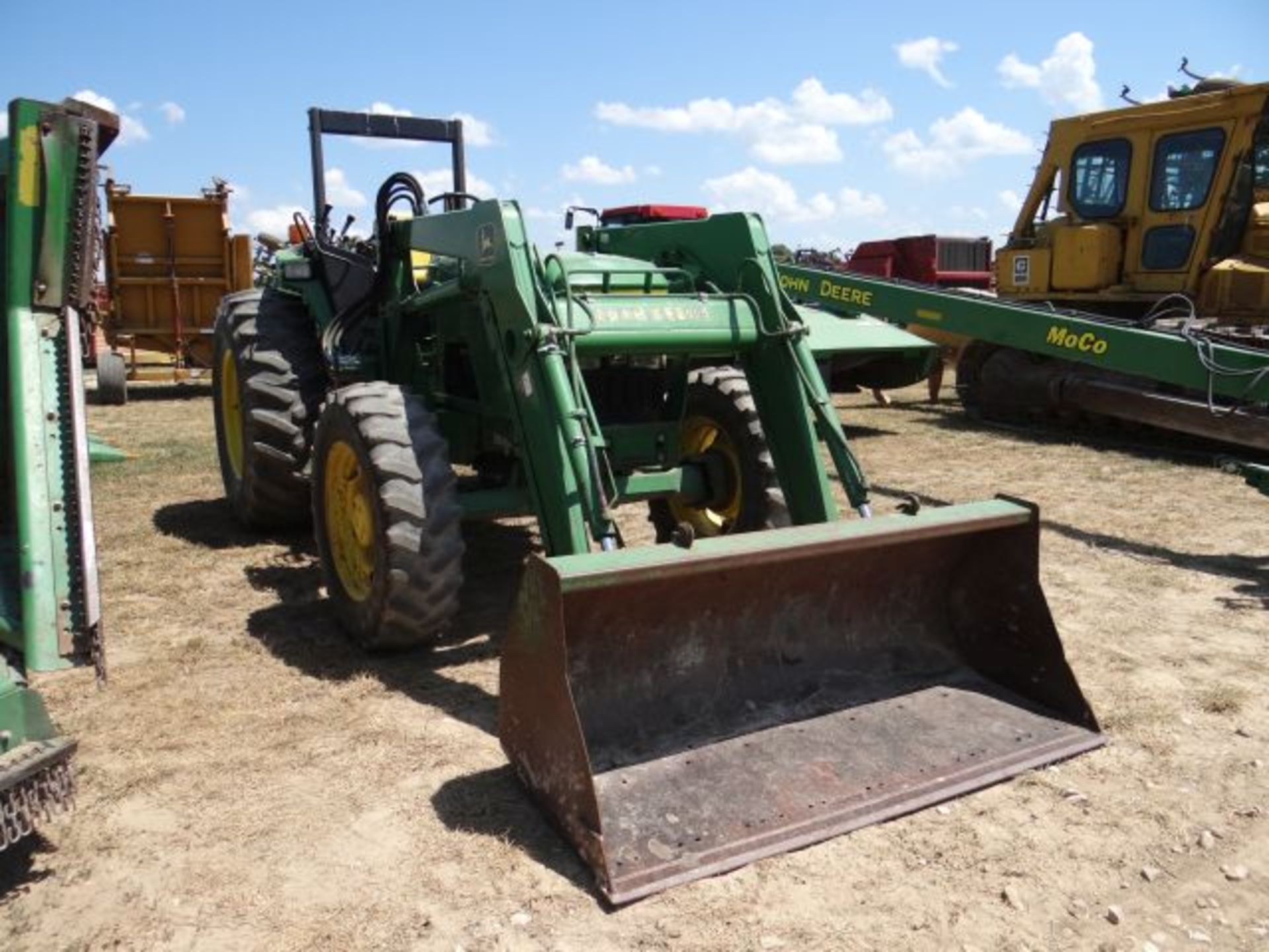 JD 6300 Tractor, 1995 8600 hrs, MFWD, OS, 3 SCVs, Dual PTO, w/JD 640 Loader and Bucket - Bild 2 aus 3