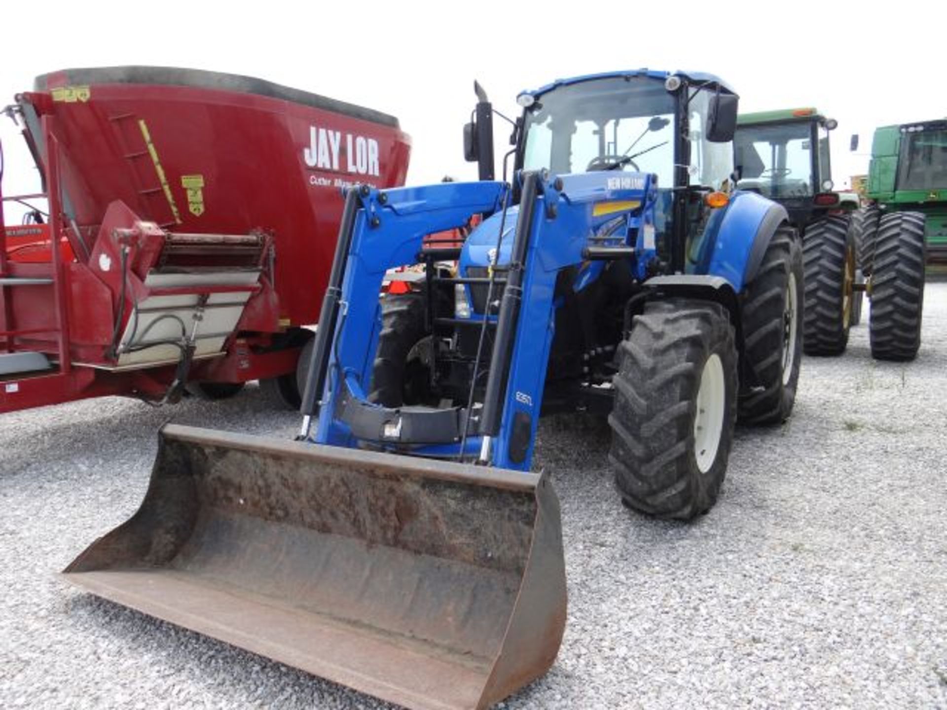 NH T5.115 Tractor, 2013 #65681, 1028 hrs, MFWD, Delux Cab, 16F/16R Partial PS, Dual PTO, 3 SCVs,