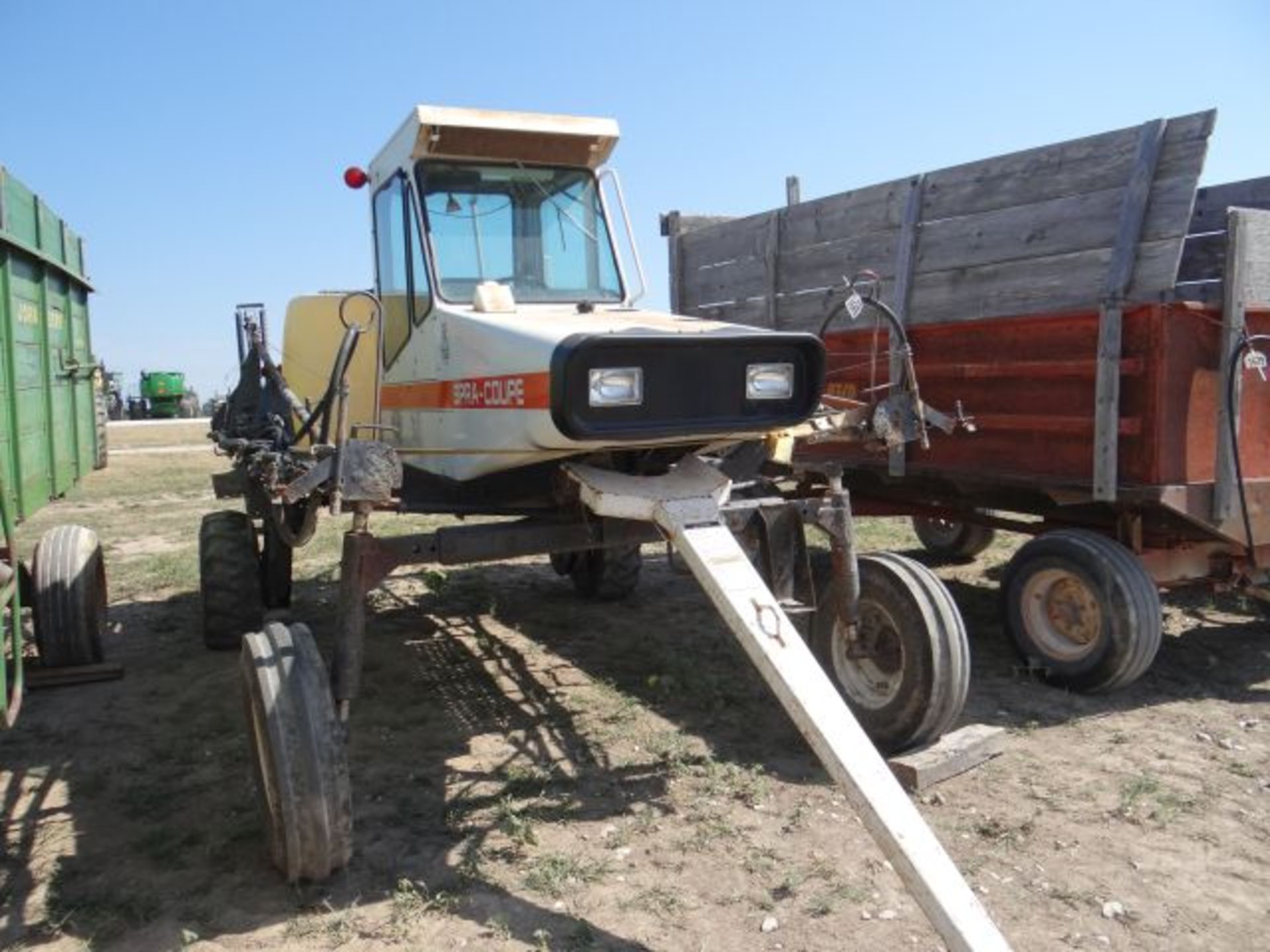 Spray Coupe Melroe 220 Sprayer 52' Booms, Runs Good, AC Works, Control Monitor Works - Image 2 of 3