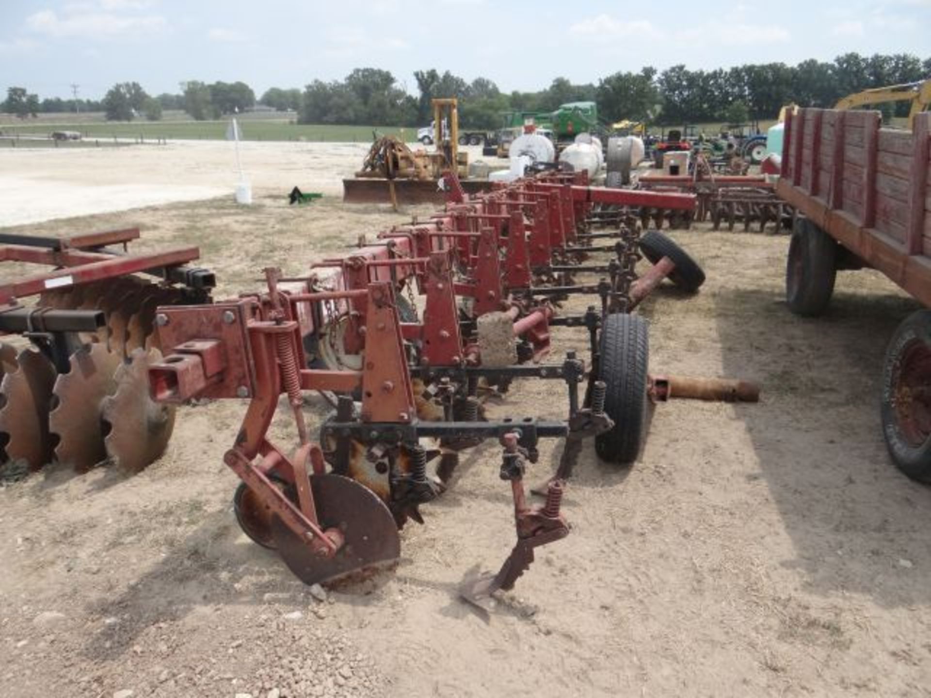 IH 8 Row Cultivator - Image 3 of 3