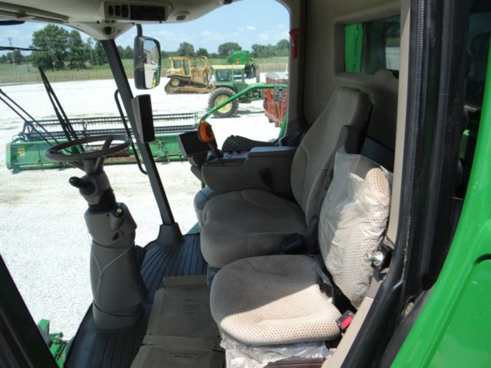 JD S680 Combine, 2012 1524/1024 hrs, 4wd, CM, Chopper w/Powercast Tailboard, HID Lights, 26' - Image 5 of 5