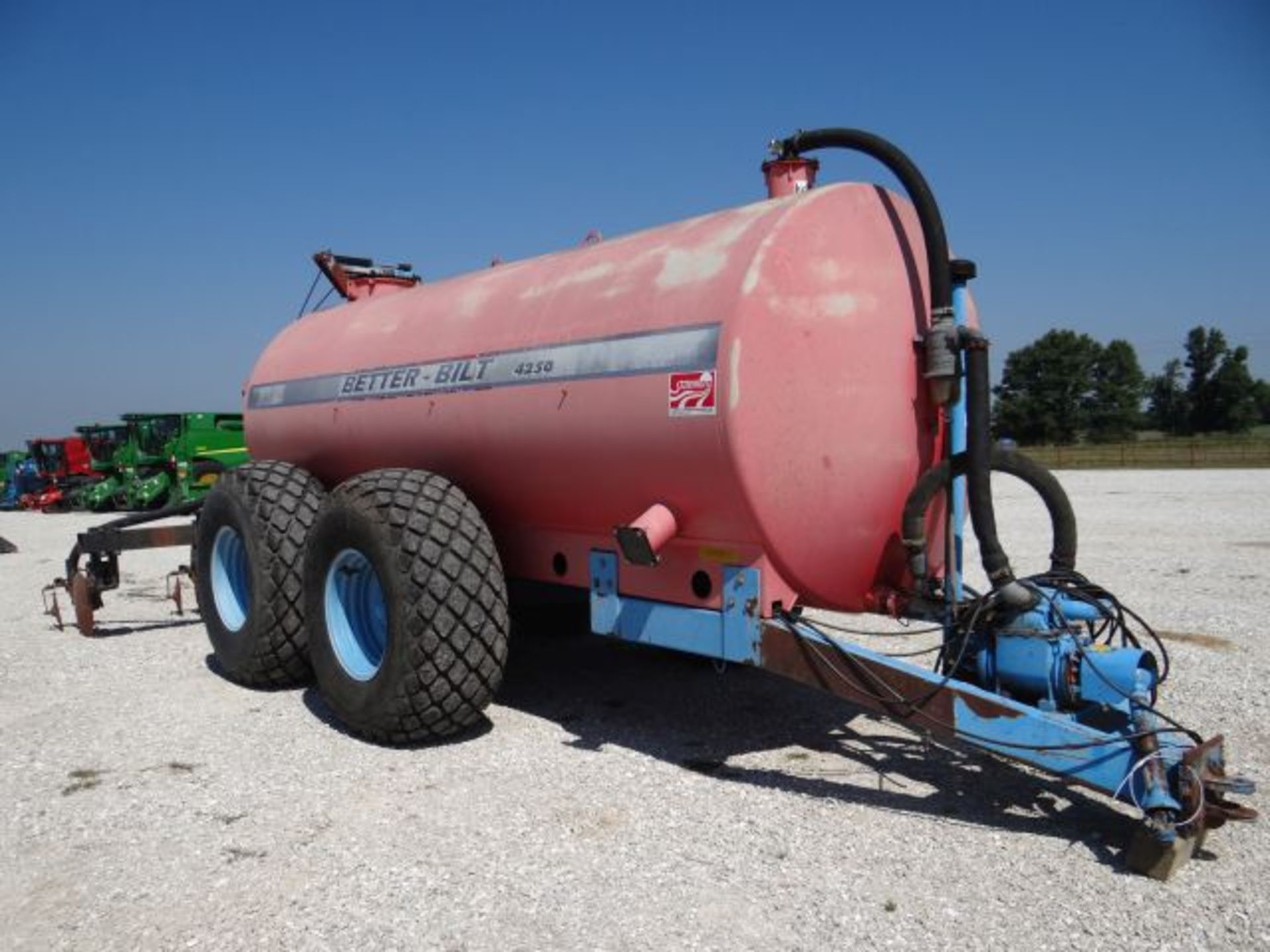 Better Built 4250 Manure Tank Vacuum, Hyd Top Gate, Rear Attach Plow Down, Hyd Brakes - Image 2 of 4