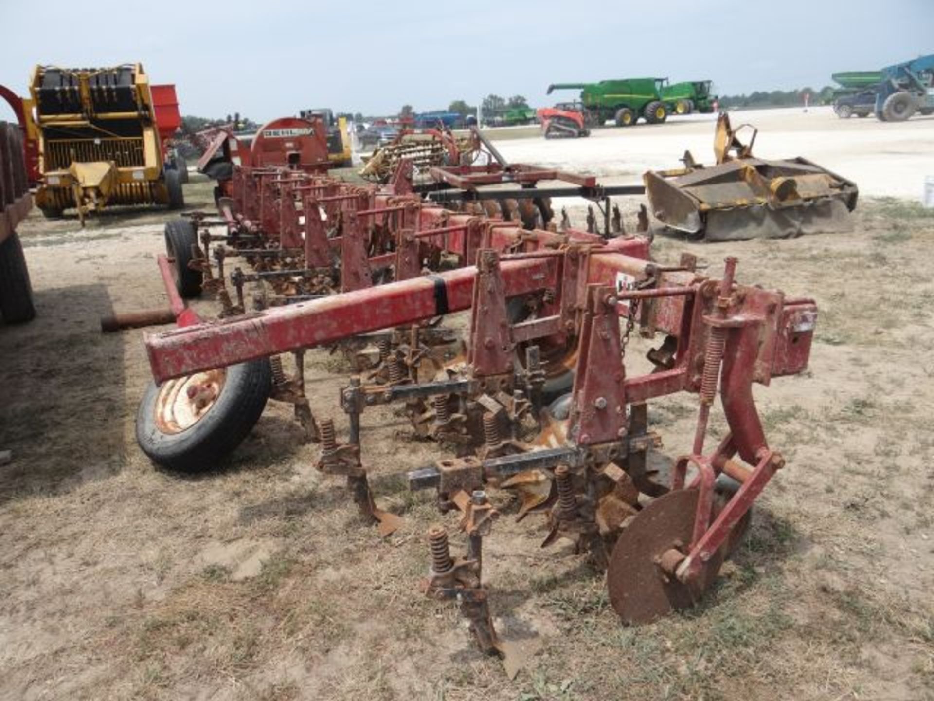 IH 8 Row Cultivator - Image 2 of 3