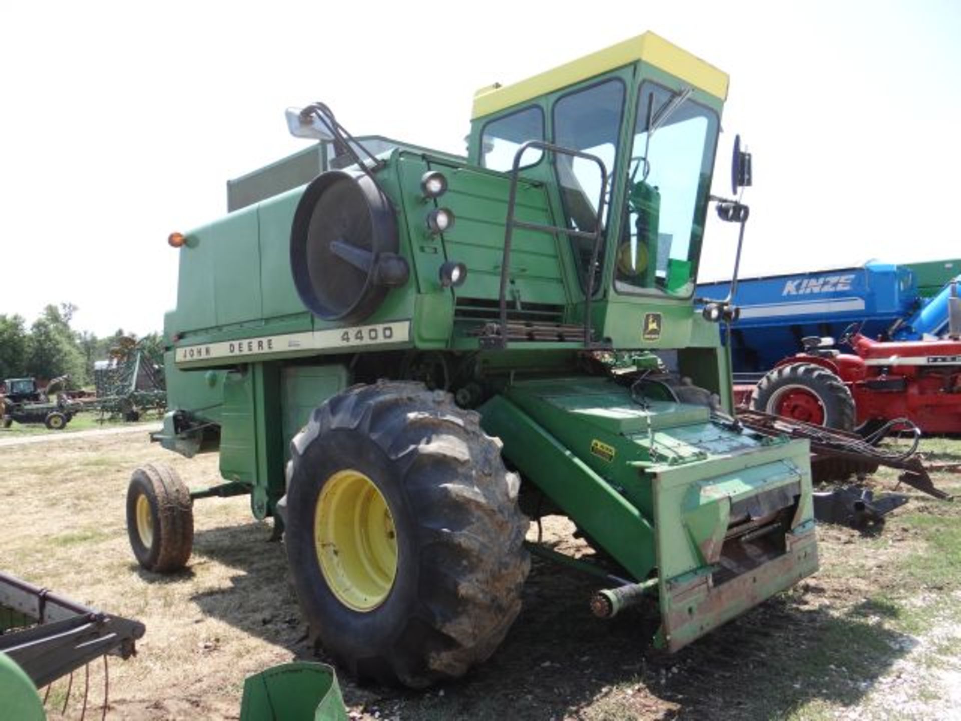 JD 4400 Combine, 1979 Less than 3000 hrs, Diesel, 2wd, Chopper, Lots of New Parts, Runs and Works - Image 2 of 3