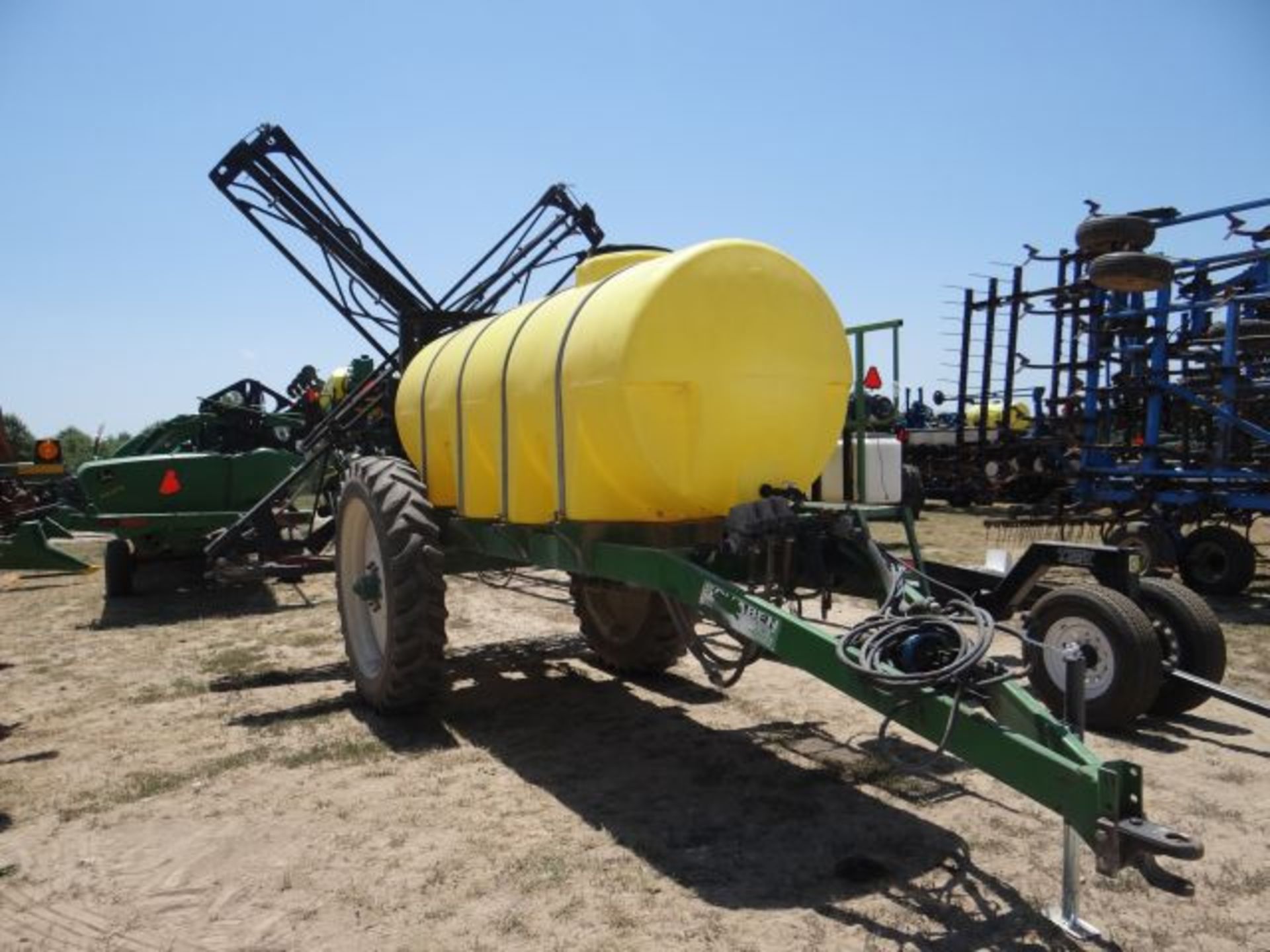 Schaven Crop Sprayer 60' Booms, 3 Section, 1000 Gallon Tank, Controller in the Shed - Image 2 of 3