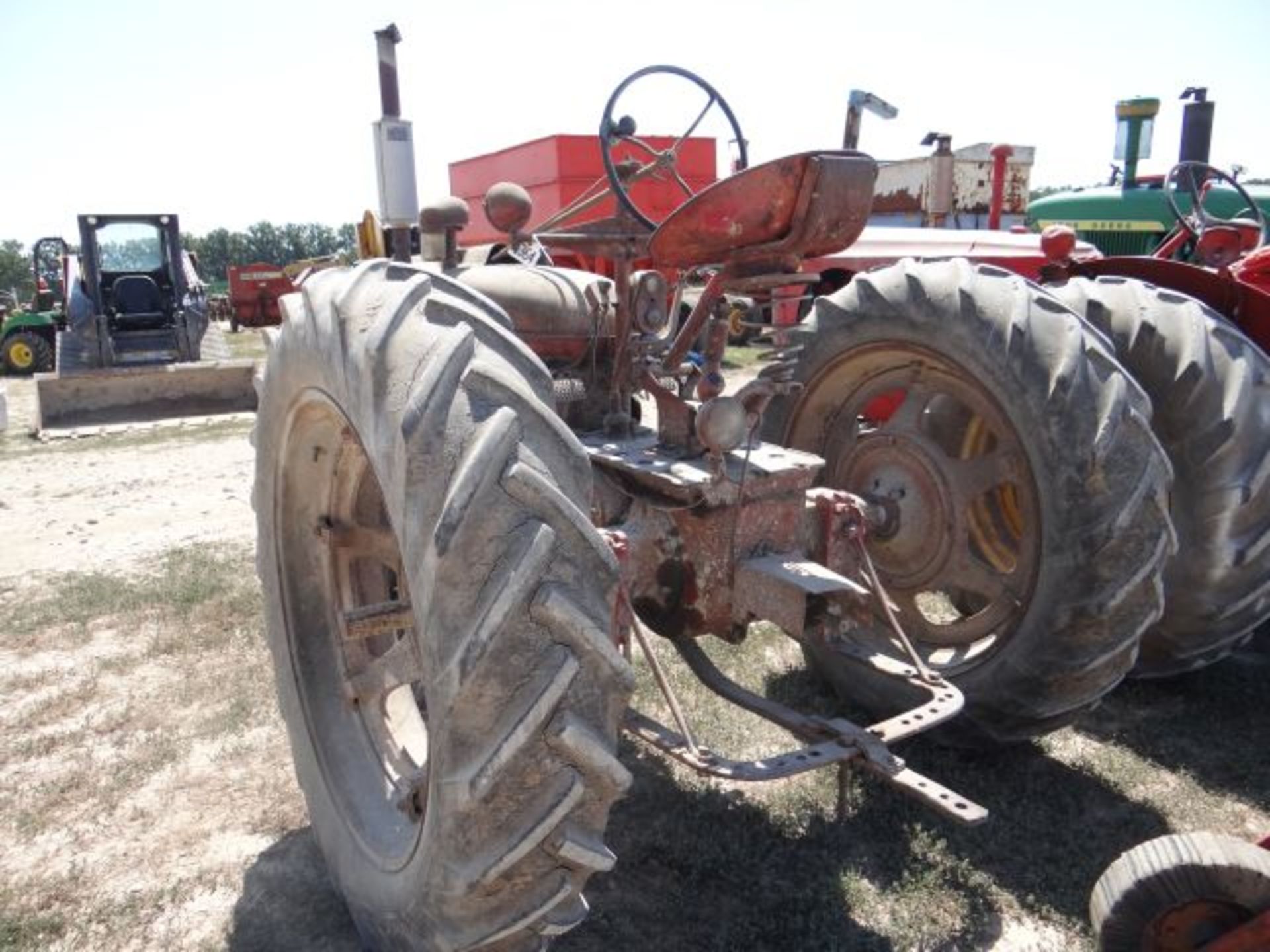 Farmall H Tractor - Bild 3 aus 3