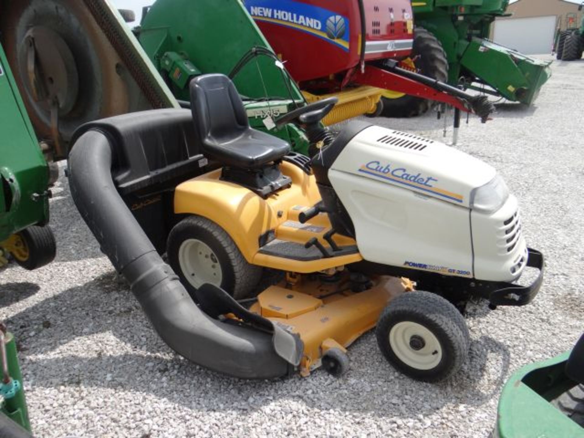 Cub Cadet GT3200 Riding Mower, 2010 #65257, 793 hrs, 25hp Kohler, Hydro Shaft Drive, PS, Hyd Lift - Image 2 of 3